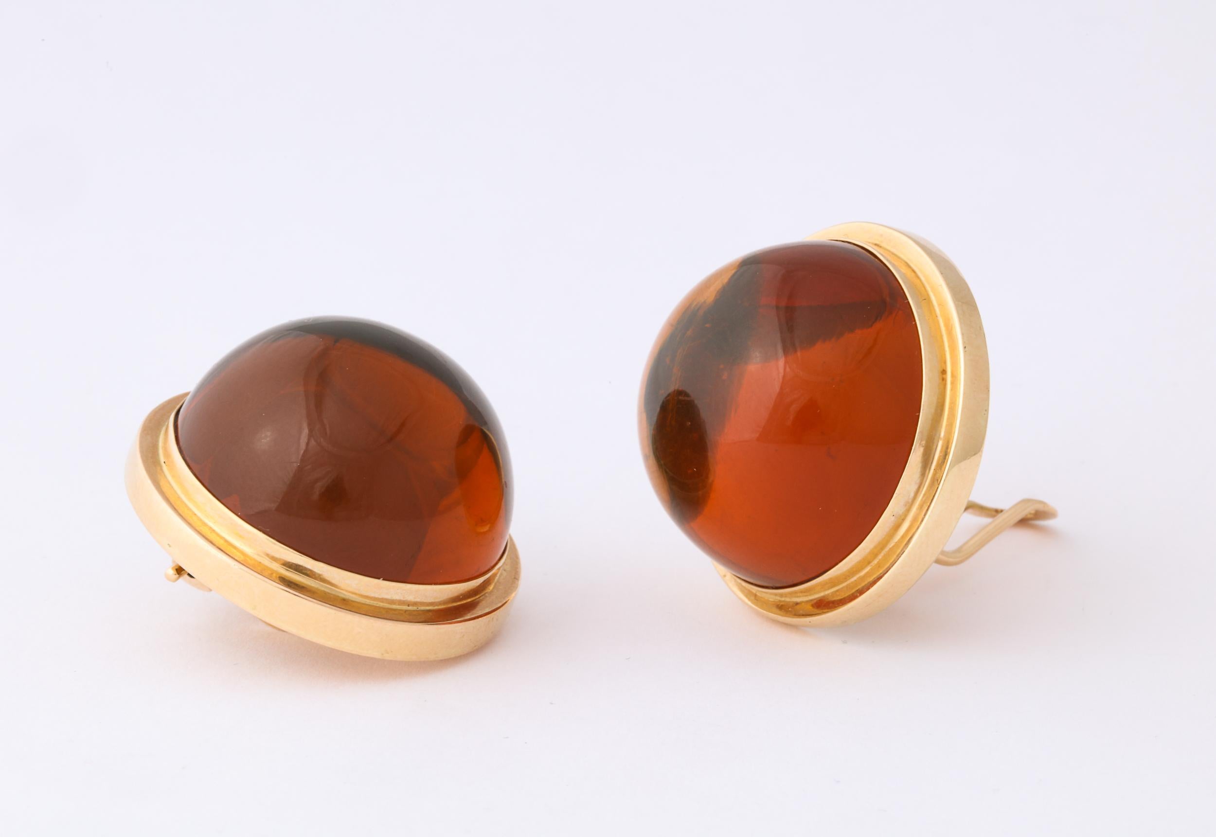 Perles d'ambre poli reconstituées serties dans un sertissage à lunette en vente 2