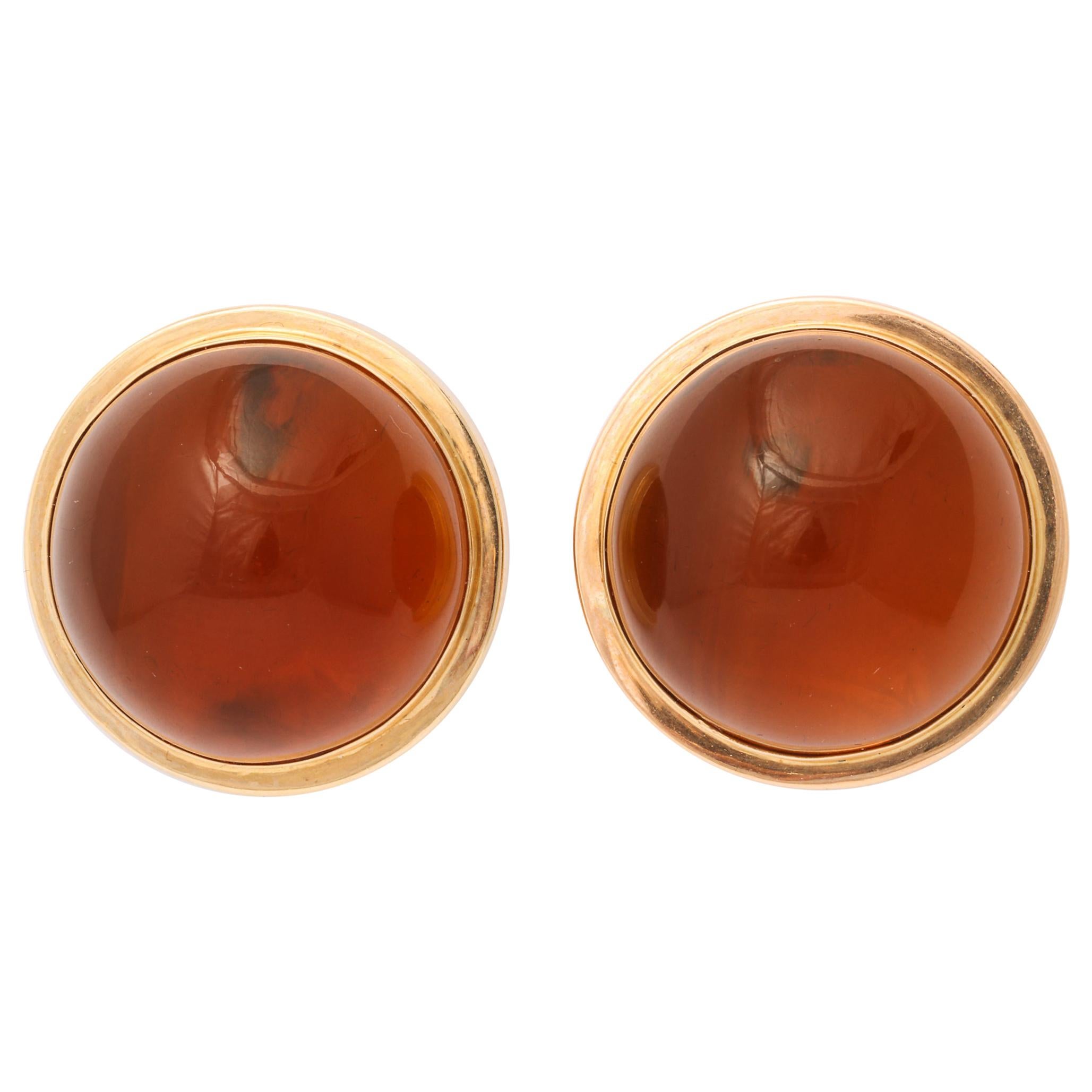 Perles d'ambre poli reconstituées serties dans un sertissage à lunette en vente