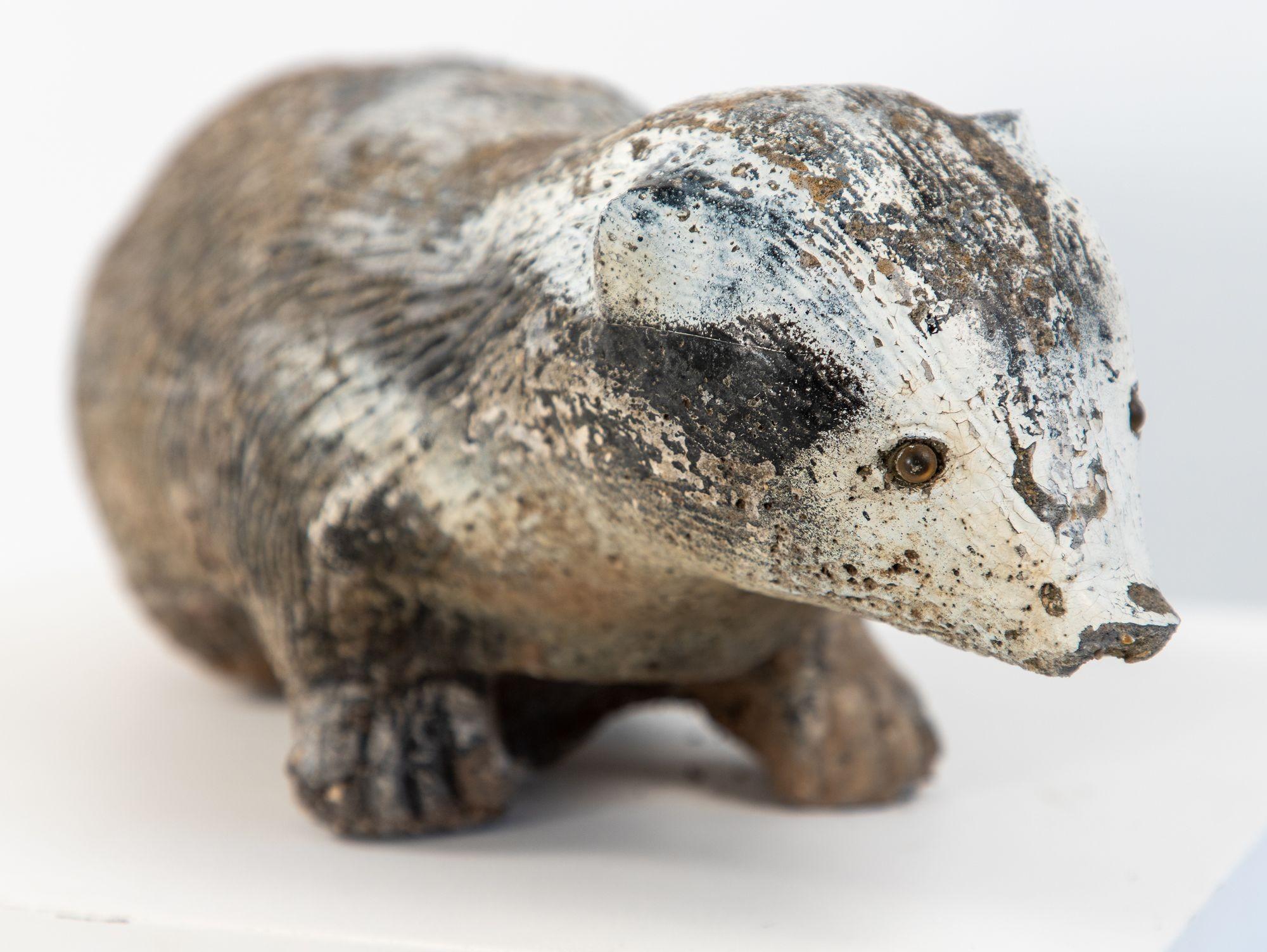 Reconstituted Stone Badger Garden Ornament, England 1960s mediados del siglo XX en venta