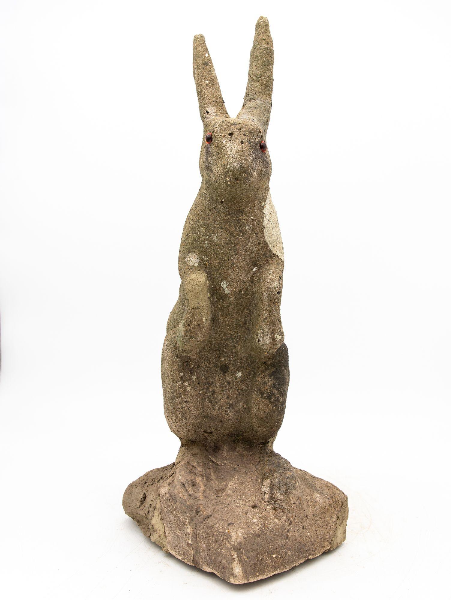 Français Ornement de jardin en pierre reconstituée en forme de bouleau, de lapin ou de moisson, France, 20e siècle en vente