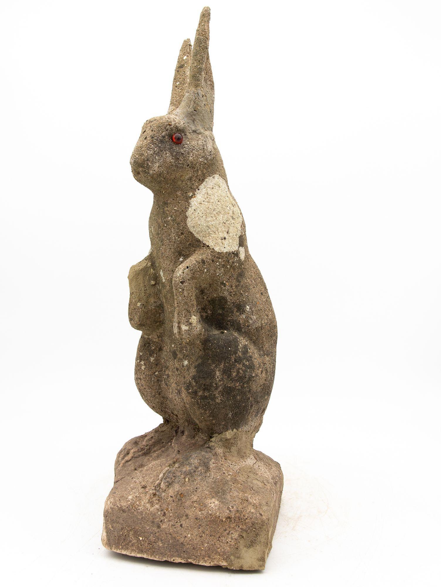 Ornement de jardin en pierre reconstituée en forme de bouleau, de lapin ou de moisson, France, 20e siècle Bon état - En vente à South Salem, NY