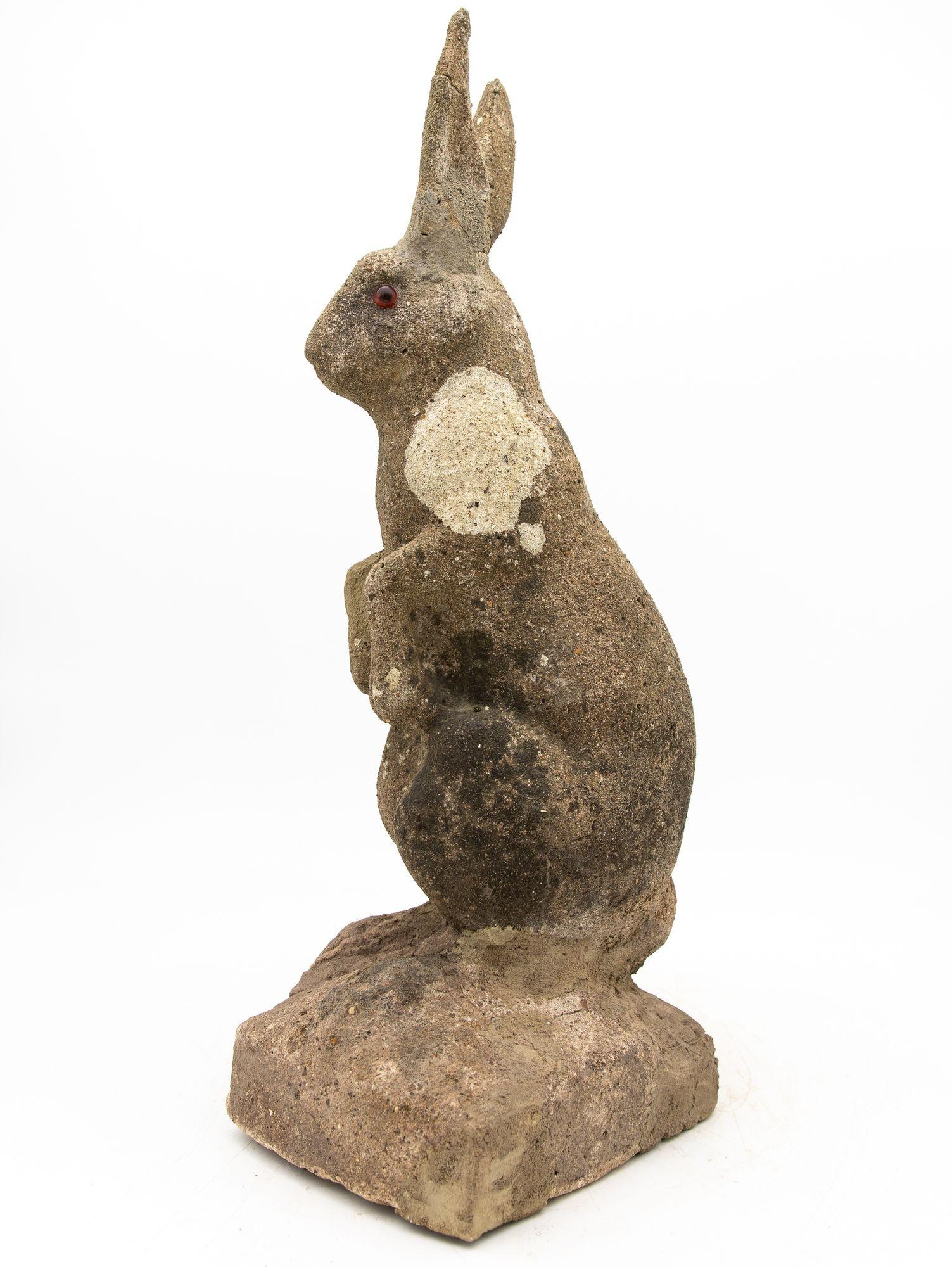 20ième siècle Ornement de jardin en pierre reconstituée en forme de bouleau, de lapin ou de moisson, France, 20e siècle en vente
