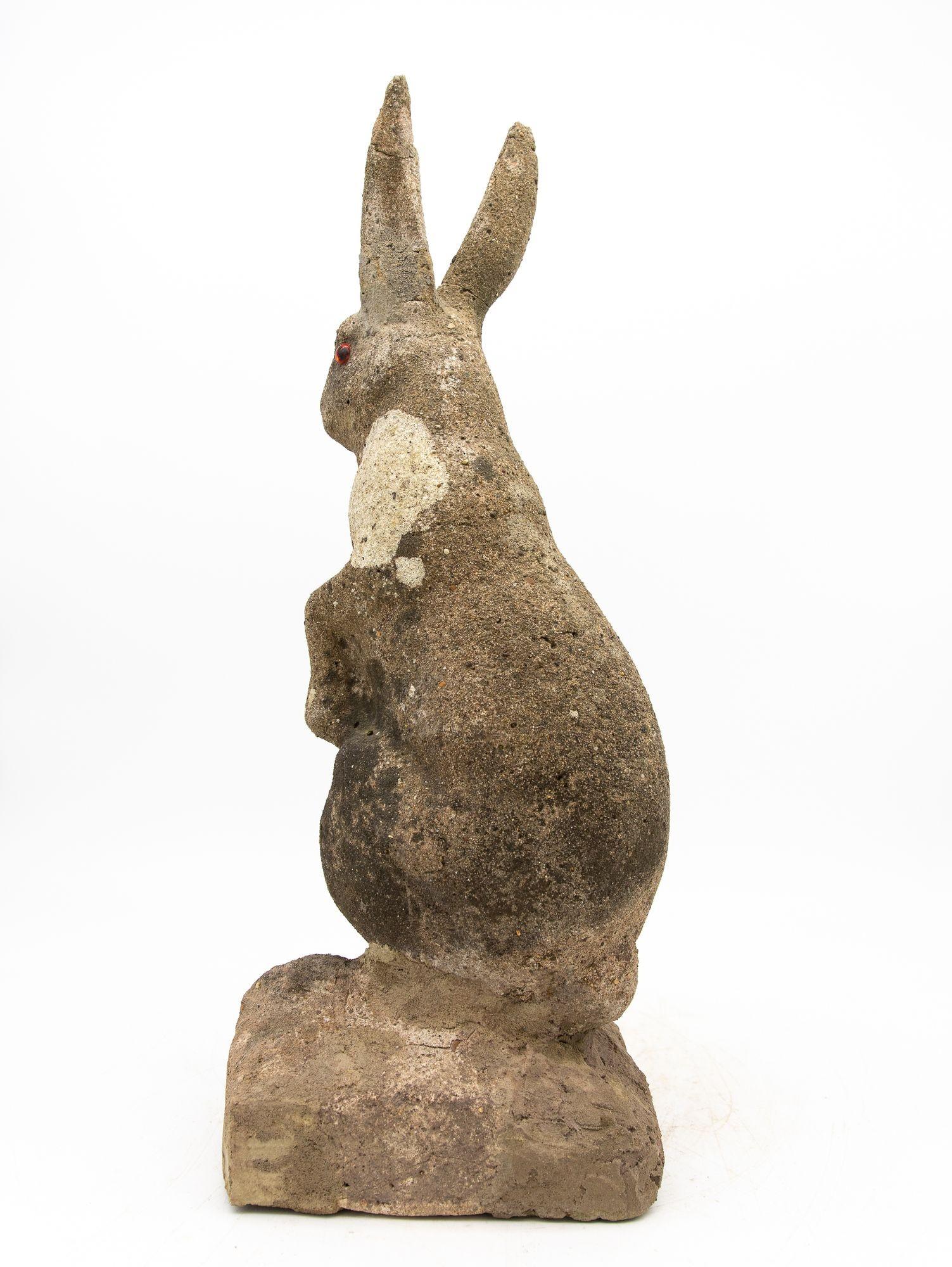 Béton Ornement de jardin en pierre reconstituée en forme de bouleau, de lapin ou de moisson, France, 20e siècle en vente