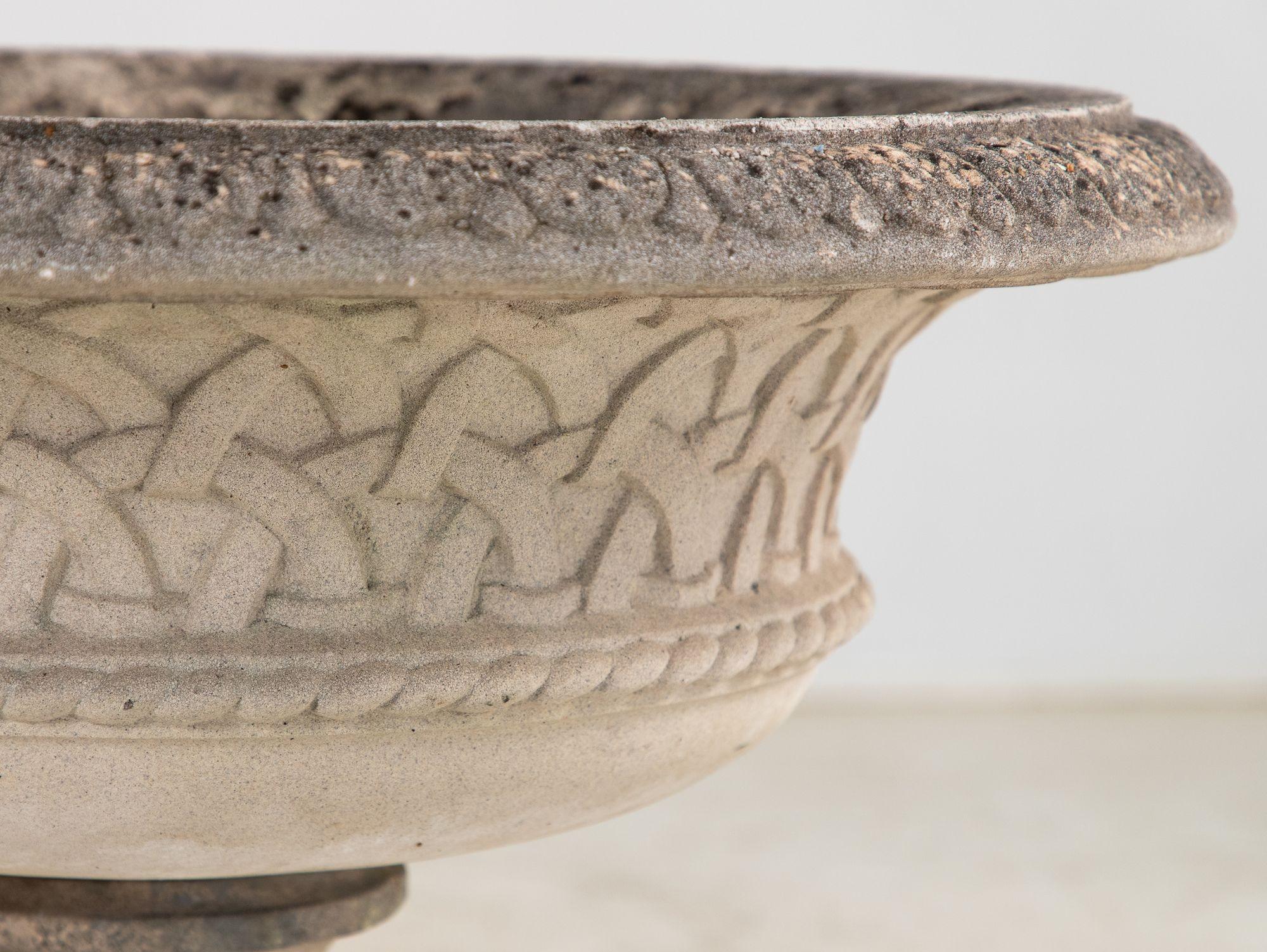 Reconstituted Stone Celtic Urne oder Pflanzgefäß aus Stein, England, spätes 20. Jahrhundert. (Beton) im Angebot