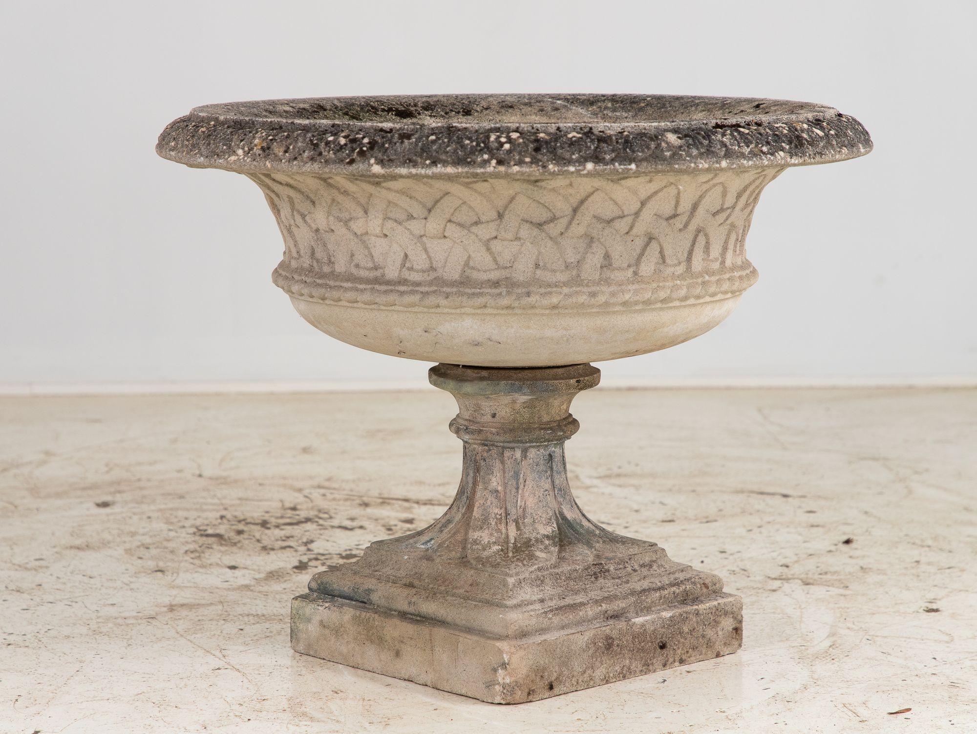 Reconstituted Stone Celtic Urne oder Pflanzgefäß aus Stein, England, spätes 20. Jahrhundert. im Angebot 2