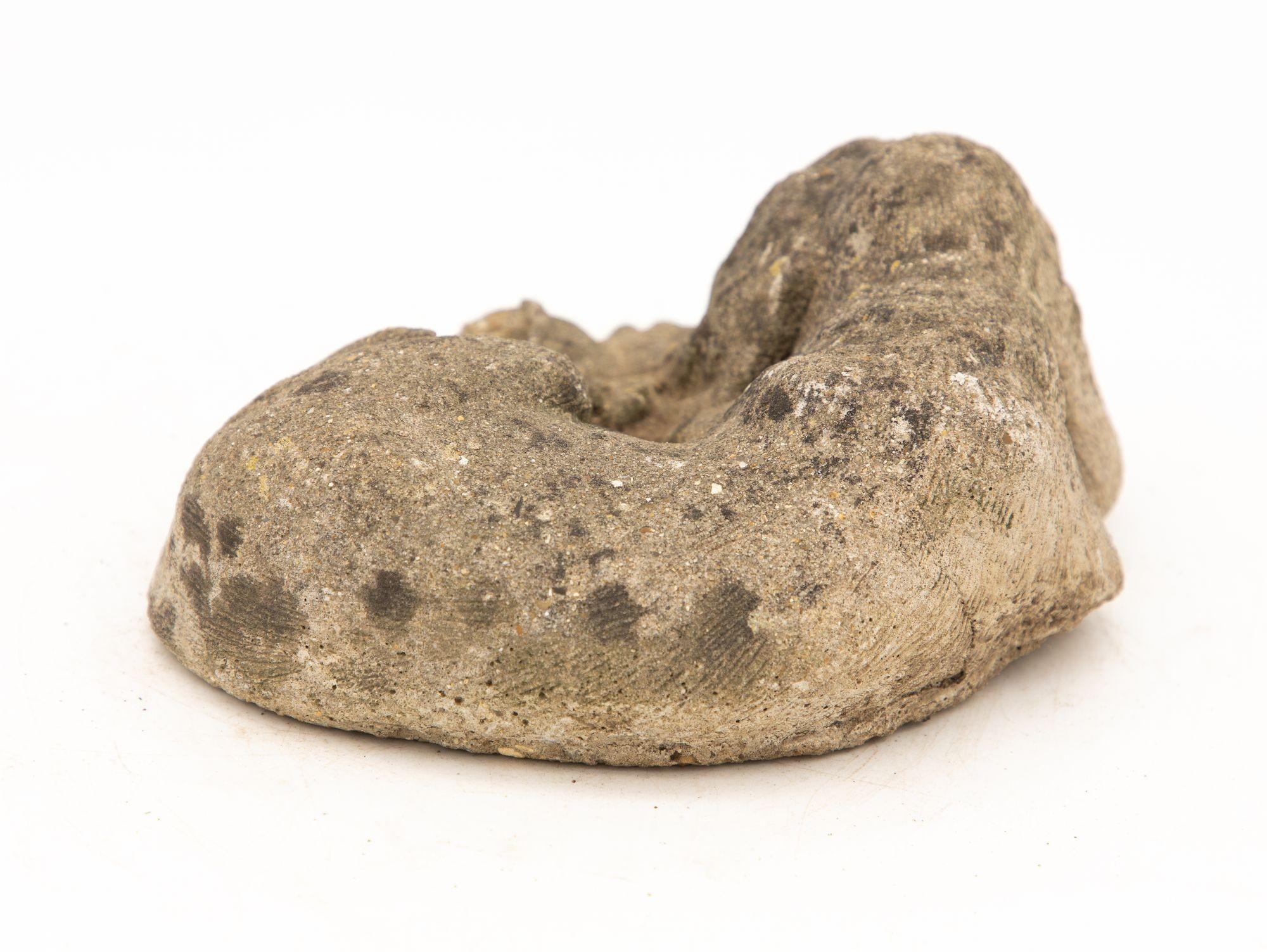 Adorno de jardín de perro sabueso de piedra reconstituida, siglo XX en venta 1