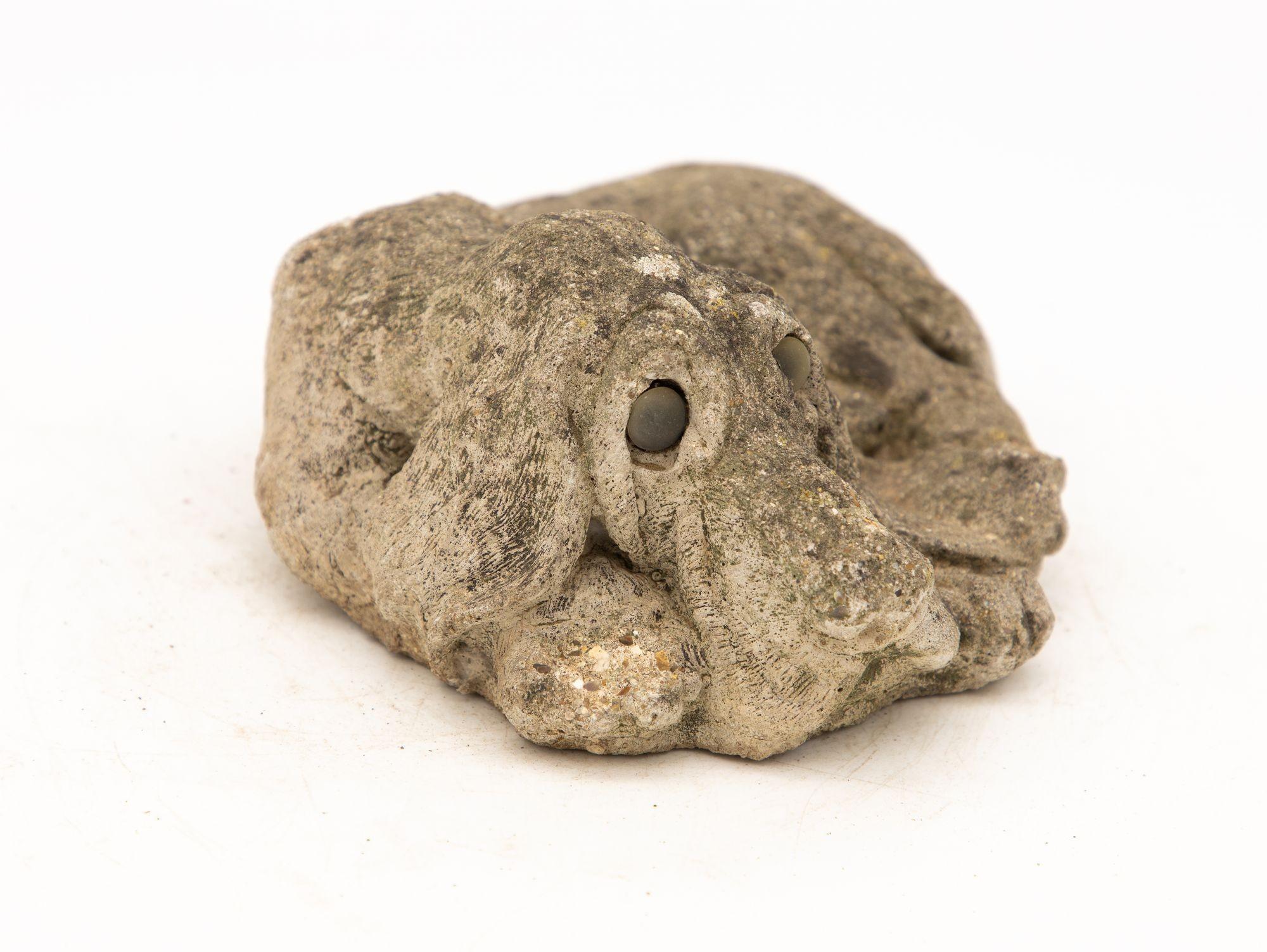 Adorno de jardín de perro sabueso de piedra reconstituida, siglo XX en venta 3