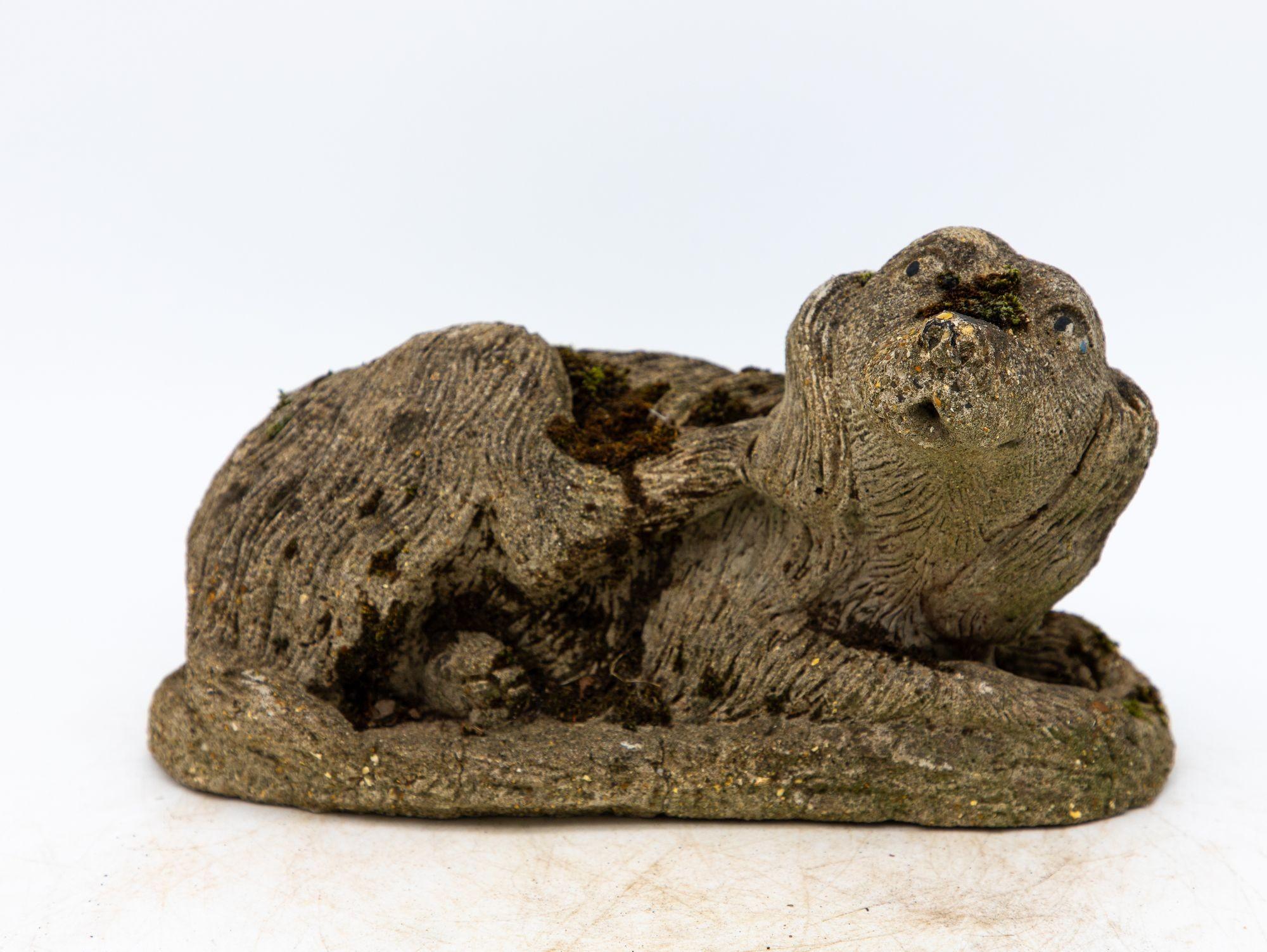 Questo simpatico cane spaniel inglese della metà del XX secolo emana un autentico fascino vintage che aggiunge un tocco di personalità a qualsiasi spazio esterno. Questo delizioso stampo, abilmente realizzato in calcestruzzo resistente, cattura i