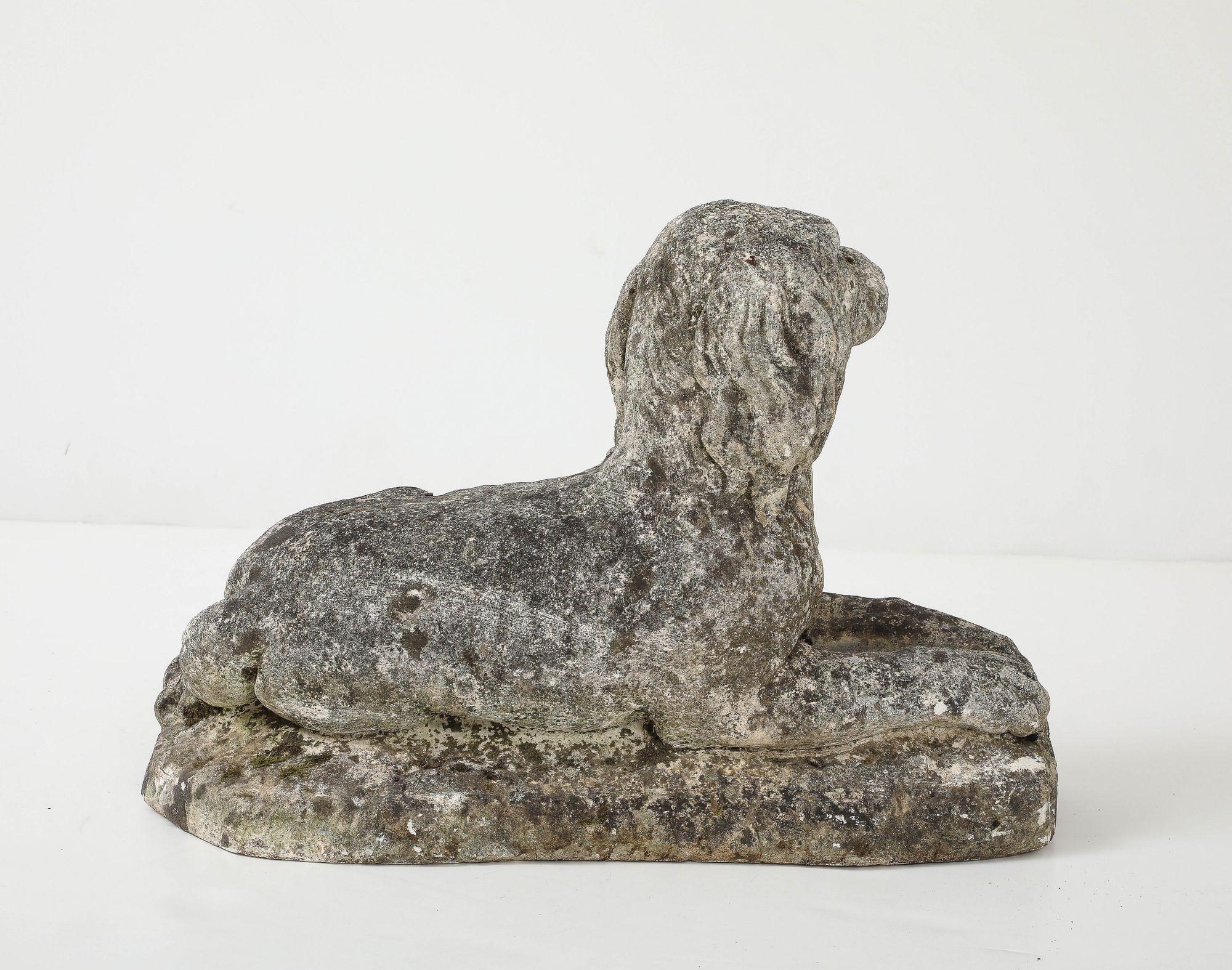 Questo simpatico cane spaniel inglese della metà del XX secolo emana un autentico fascino vintage che aggiunge un tocco di personalità a qualsiasi spazio esterno. Questo delizioso stampo, abilmente realizzato in calcestruzzo resistente, cattura i