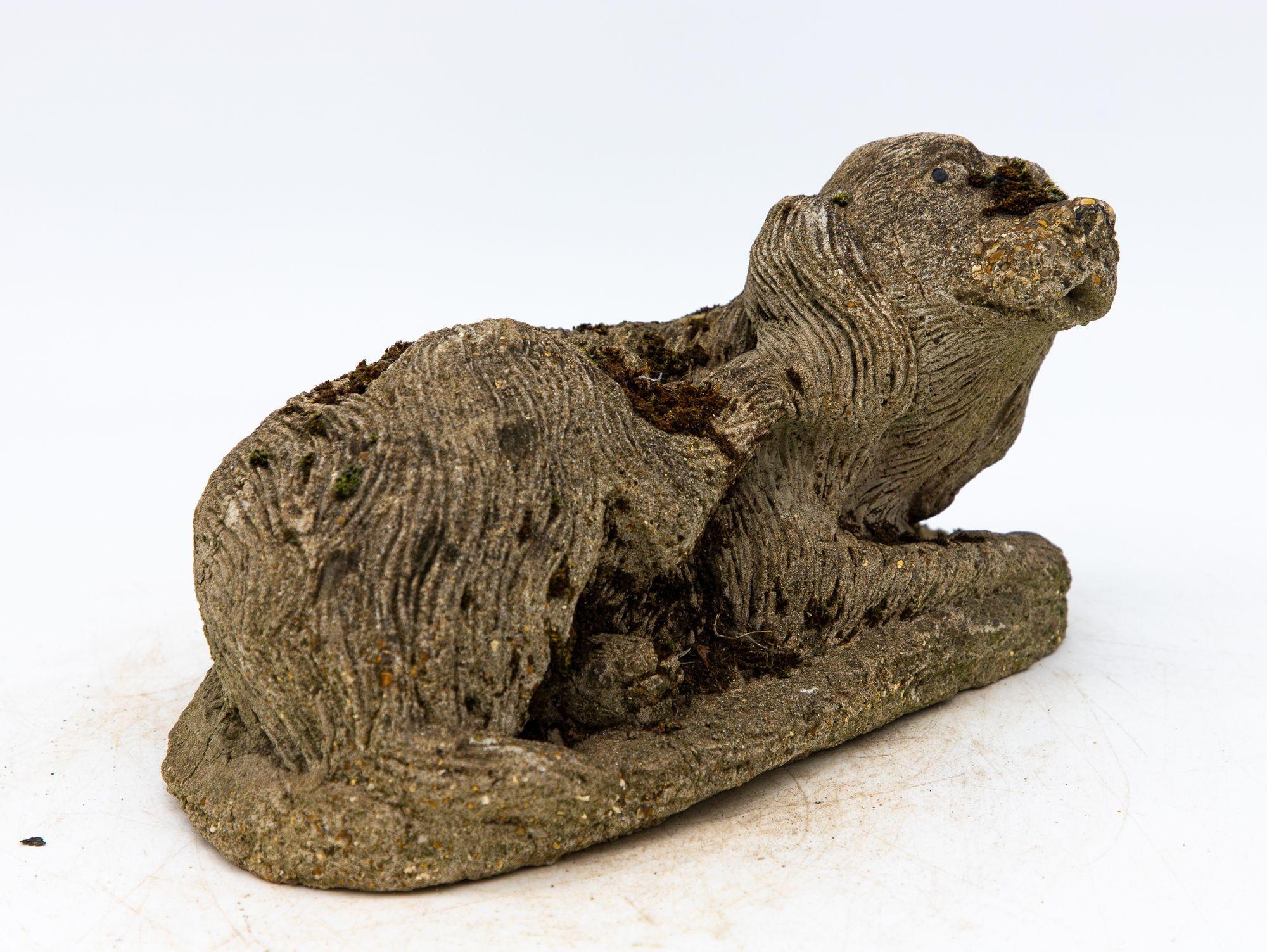 Inglese Ornamento da giardino in pietra ricostituita con cane spaniel, Inghilterra, XX secolo in vendita