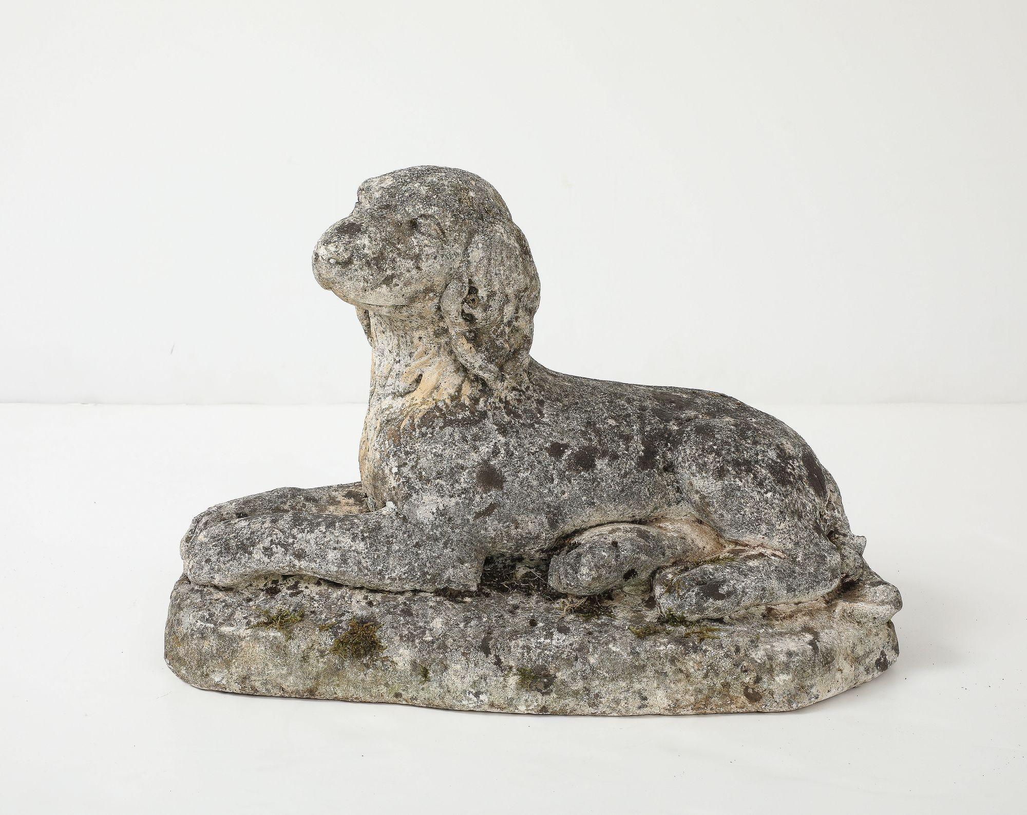 Calcestruzzo Ornamento da giardino in pietra ricostituita con cane spaniel, Inghilterra, XX secolo in vendita