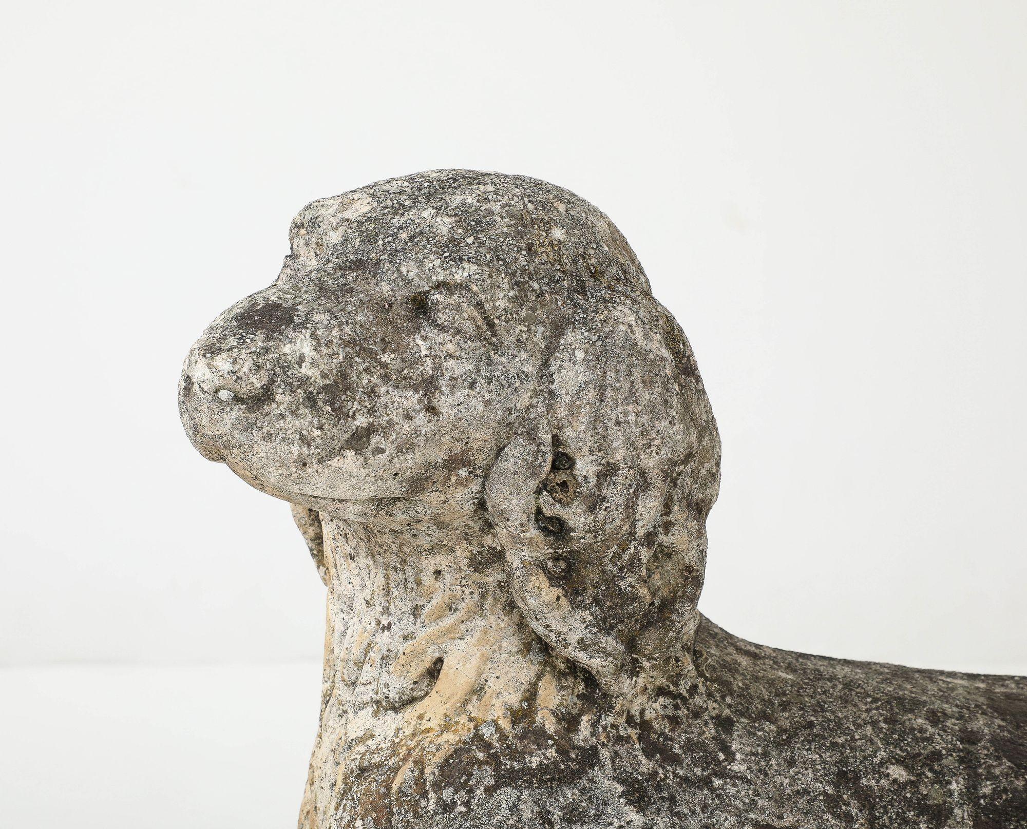 Ornamento da giardino in pietra ricostituita con cane spaniel, Inghilterra, XX secolo in vendita 1