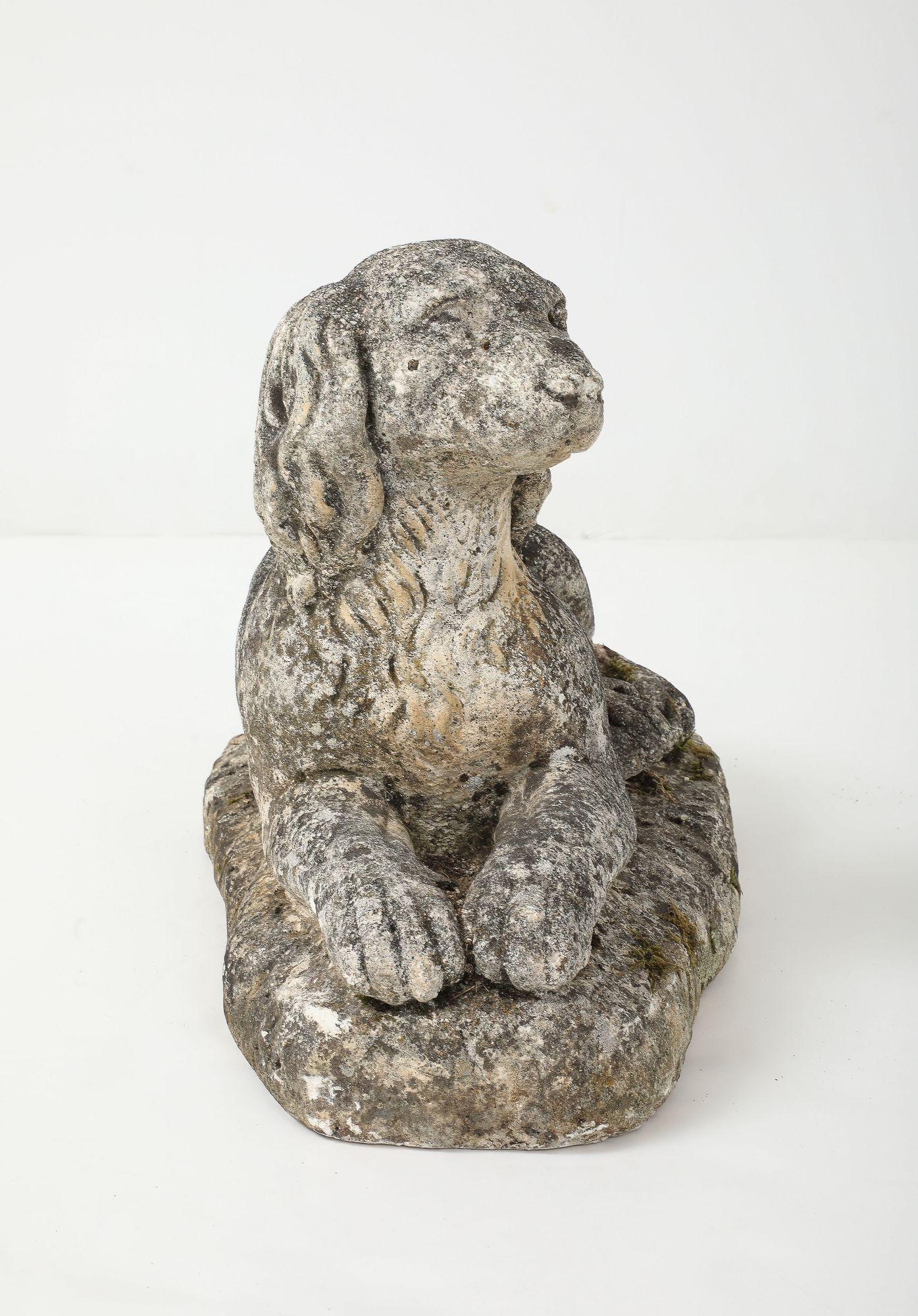 Ornamento da giardino in pietra ricostituita con cane spaniel, Inghilterra, XX secolo in vendita 2
