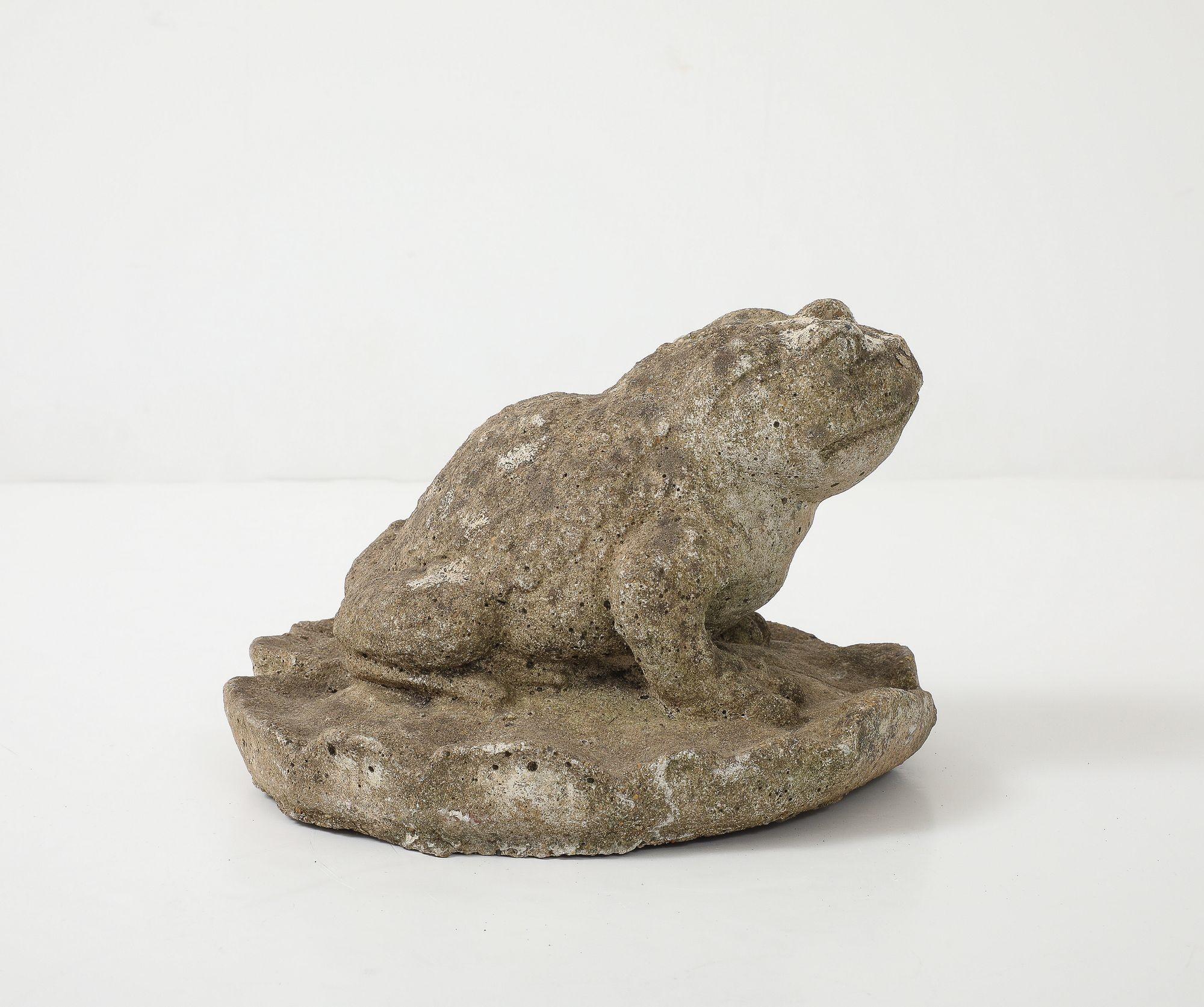 Ornement de jardin grenouille en pierre reconstituée, 20e siècle Bon état - En vente à South Salem, NY
