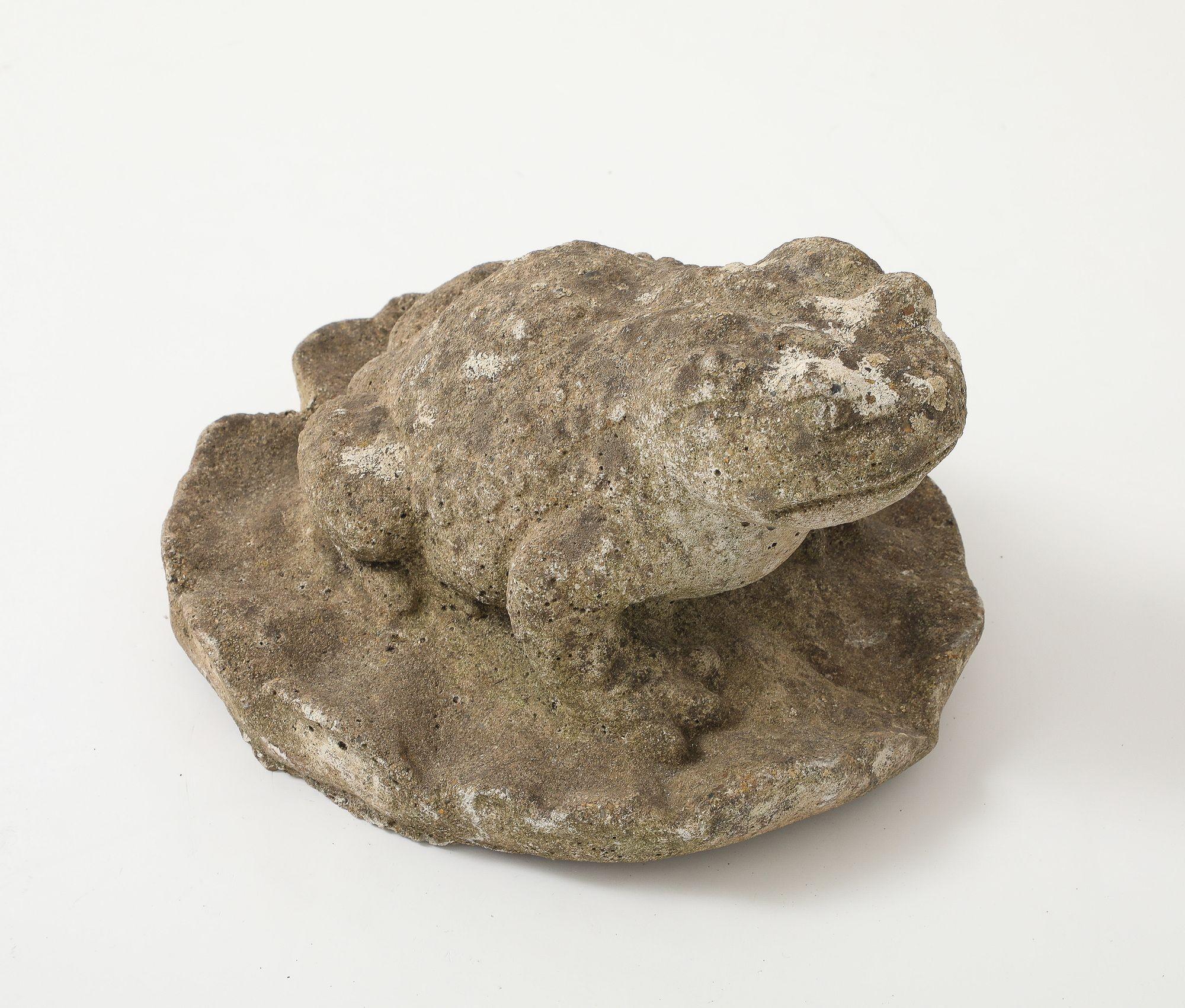 Ornement de jardin grenouille en pierre reconstituée, 20e siècle en vente 2