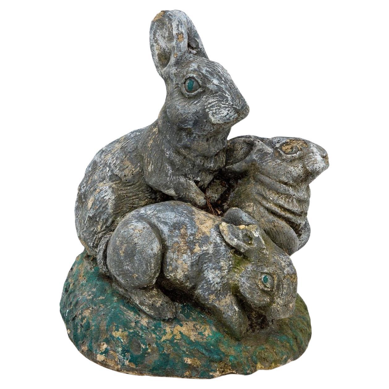 Adorno de jardín familiar de conejo y conejitos de piedra reconstituida, francés Siglo XX