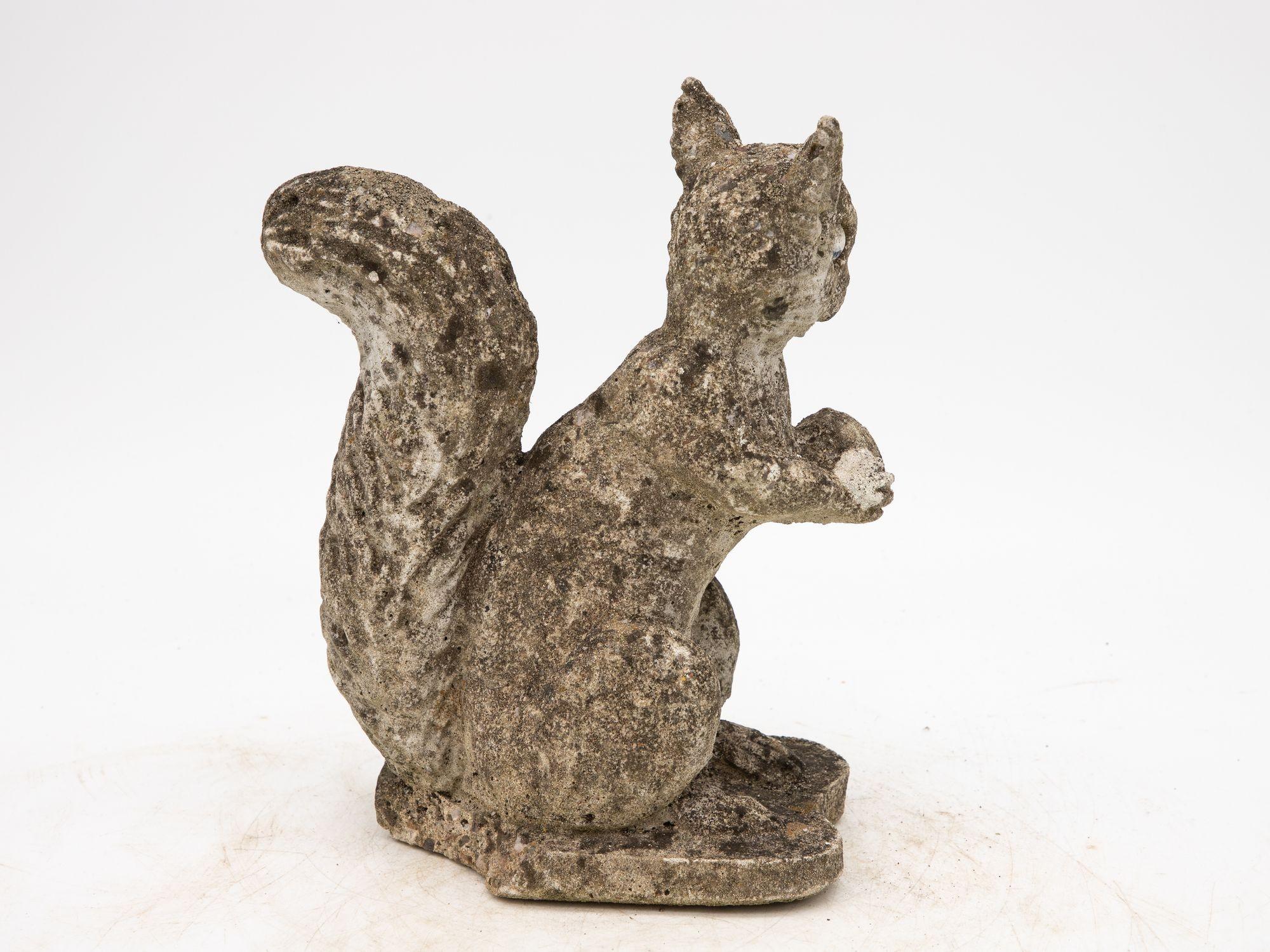 Reconstituted Eichhörnchen-Gartenschmuck aus Stein, 20. Jahrhundert (Mitte des 20. Jahrhunderts) im Angebot