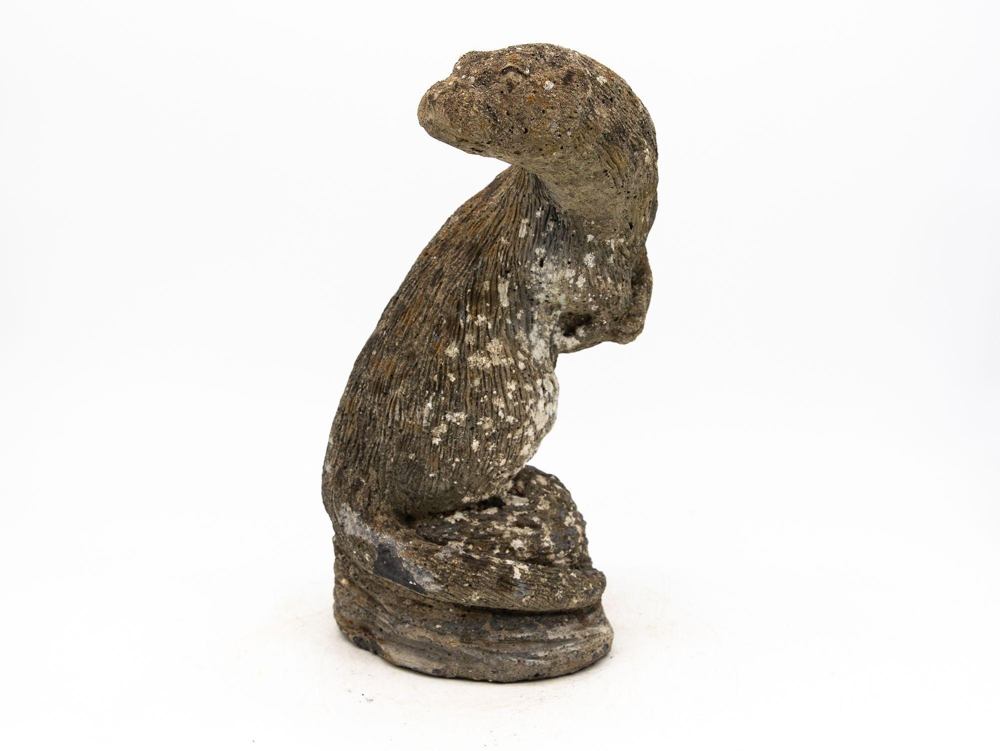 Dieses französische Gartenornament aus der Mitte des 20. Jahrhunderts ist aus rekonstituiertem Stein gefertigt und stellt einen lebensechten Otter dar. Die filigranen Details seines Fells und Gesichts zeugen von der Kunstfertigkeit des Künstlers und