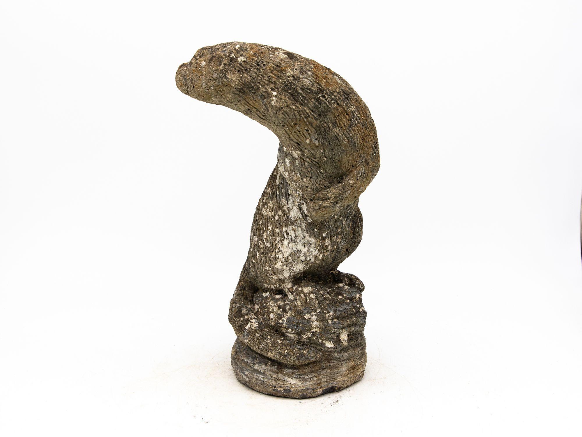 Reconstituted Stone Standing Otter-Gartenornament aus Stein, Französisch Mitte des 20. Jahrhunderts. im Zustand „Gut“ im Angebot in South Salem, NY