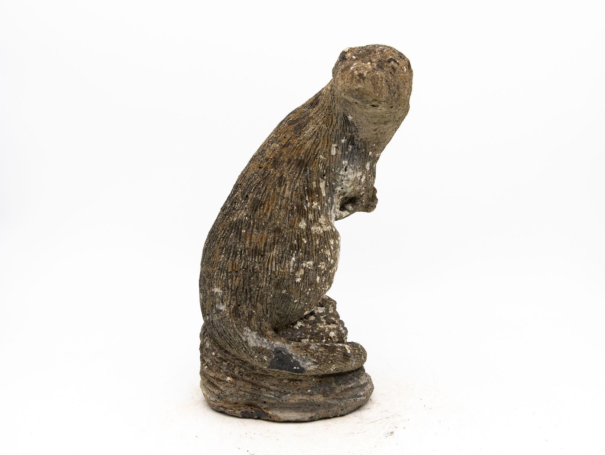 Reconstituted Stone Standing Otter-Gartenornament aus Stein, Französisch Mitte des 20. Jahrhunderts. im Angebot 2