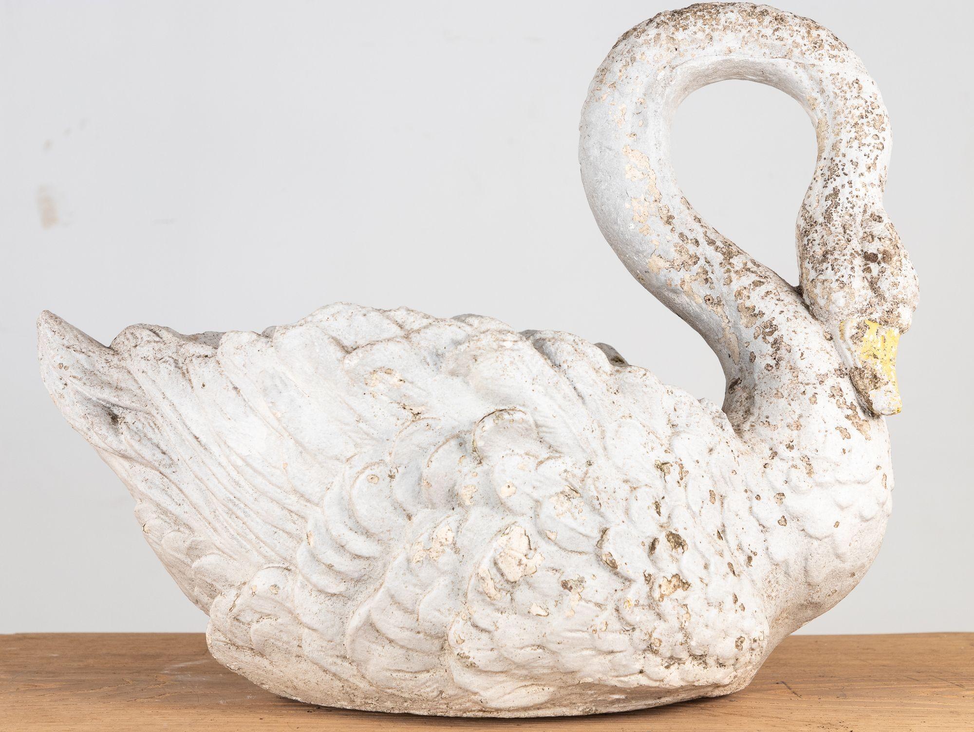Cette exquise grande jardinière cygne en béton peinte en blanc capture l'essence de l'élégance et du charme. Avec ses gracieux cols incurvés, il dégage une impression de grâce et d'assurance. La peinture jaune soigneusement appliquée sur son bec