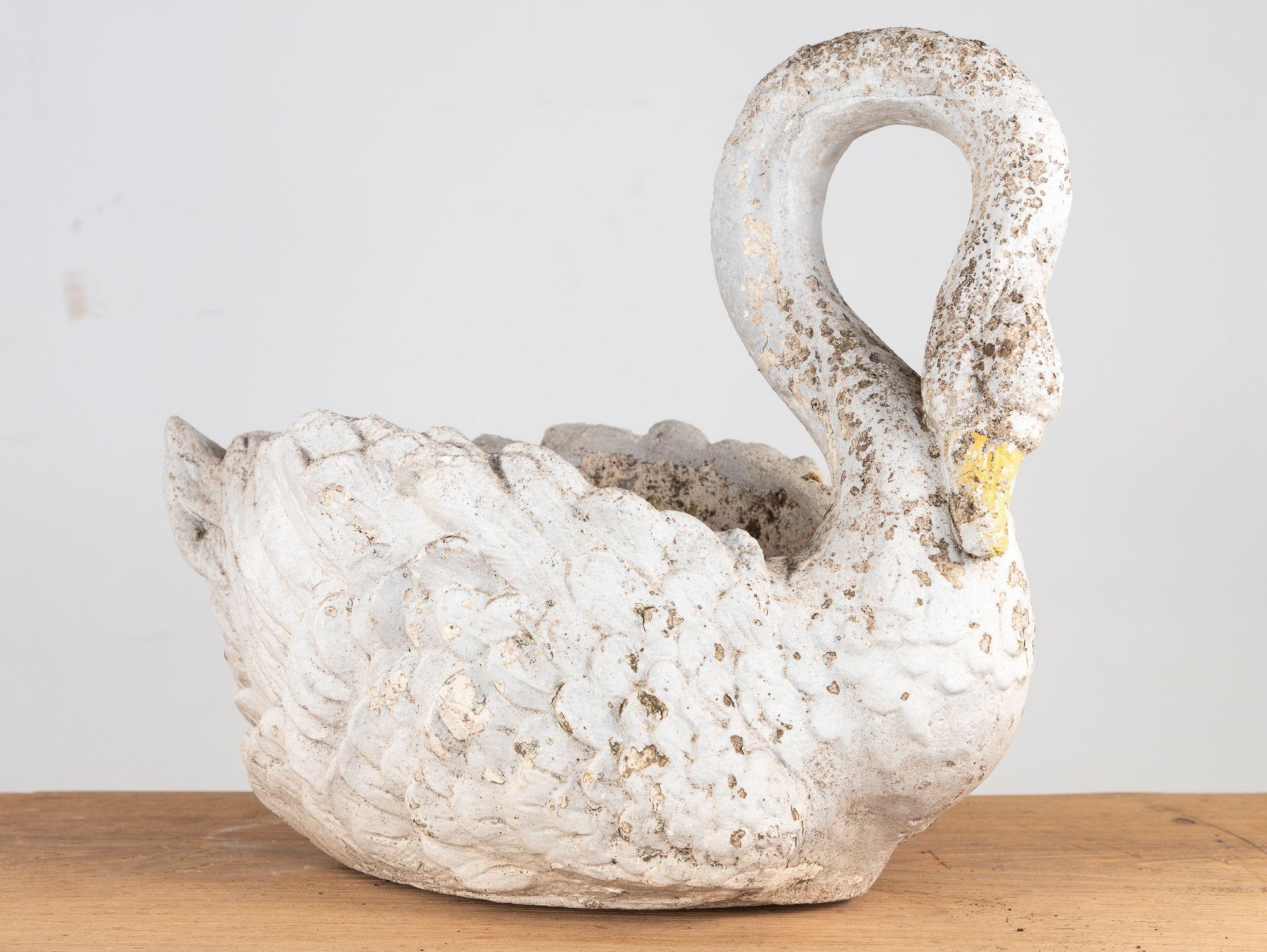 Anglais Jardinière en pierre reconstituée en forme de cygne, Angleterre, début du 20ème siècle en vente