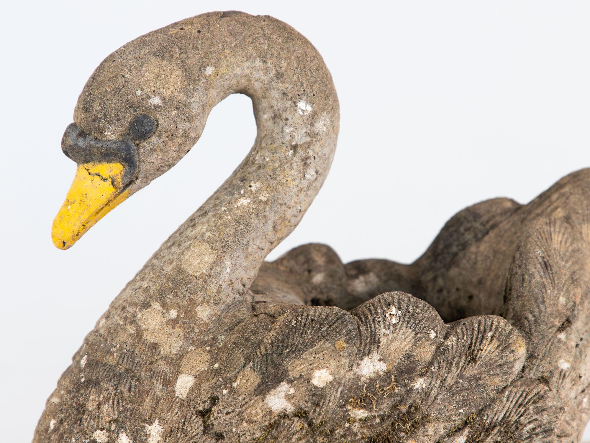 Anglais Jardinière en pierre reconstituée en forme de cygne, Angleterre, début du 20ème siècle en vente
