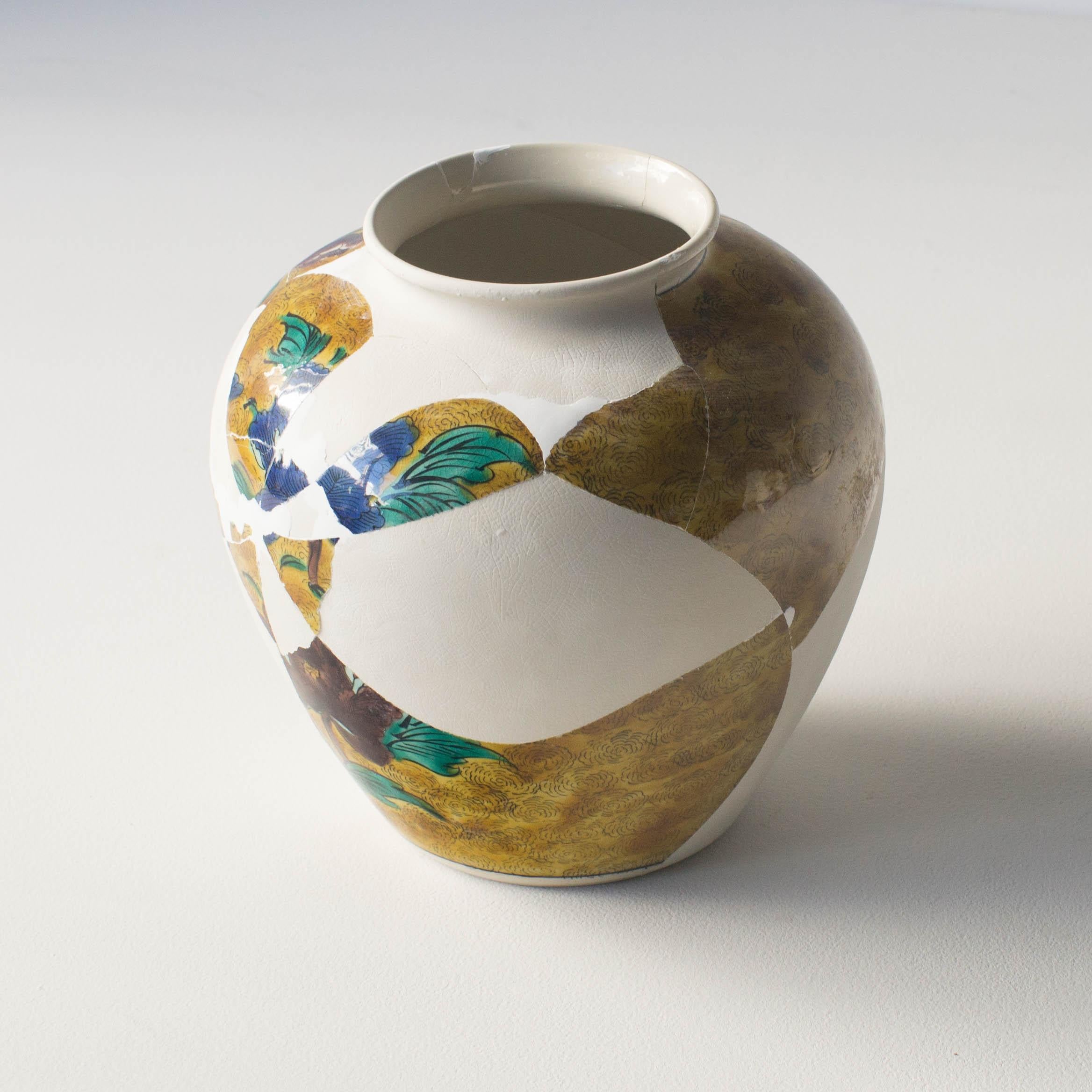 Cette série de céramiques est une œuvre unique de Norihiko Terayama. Il a cassé la céramique au début, et l'a transformée en de nombreux fragments. Il râpe quelques fragments
et faire sortir leurs motifs de la surface. Il leur a redonné leur forme