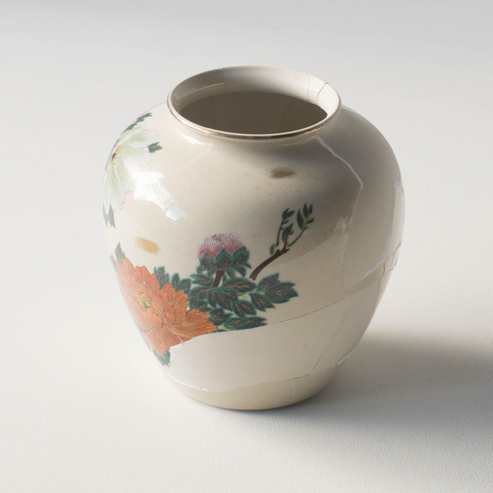 Cette série de céramiques est une œuvre unique de Norihiko Terayama. Il a cassé la céramique au début, et l'a transformée en de nombreux fragments. Il râpe quelques fragments 
 et faire sortir leurs motifs de la surface. Il leur a redonné leur