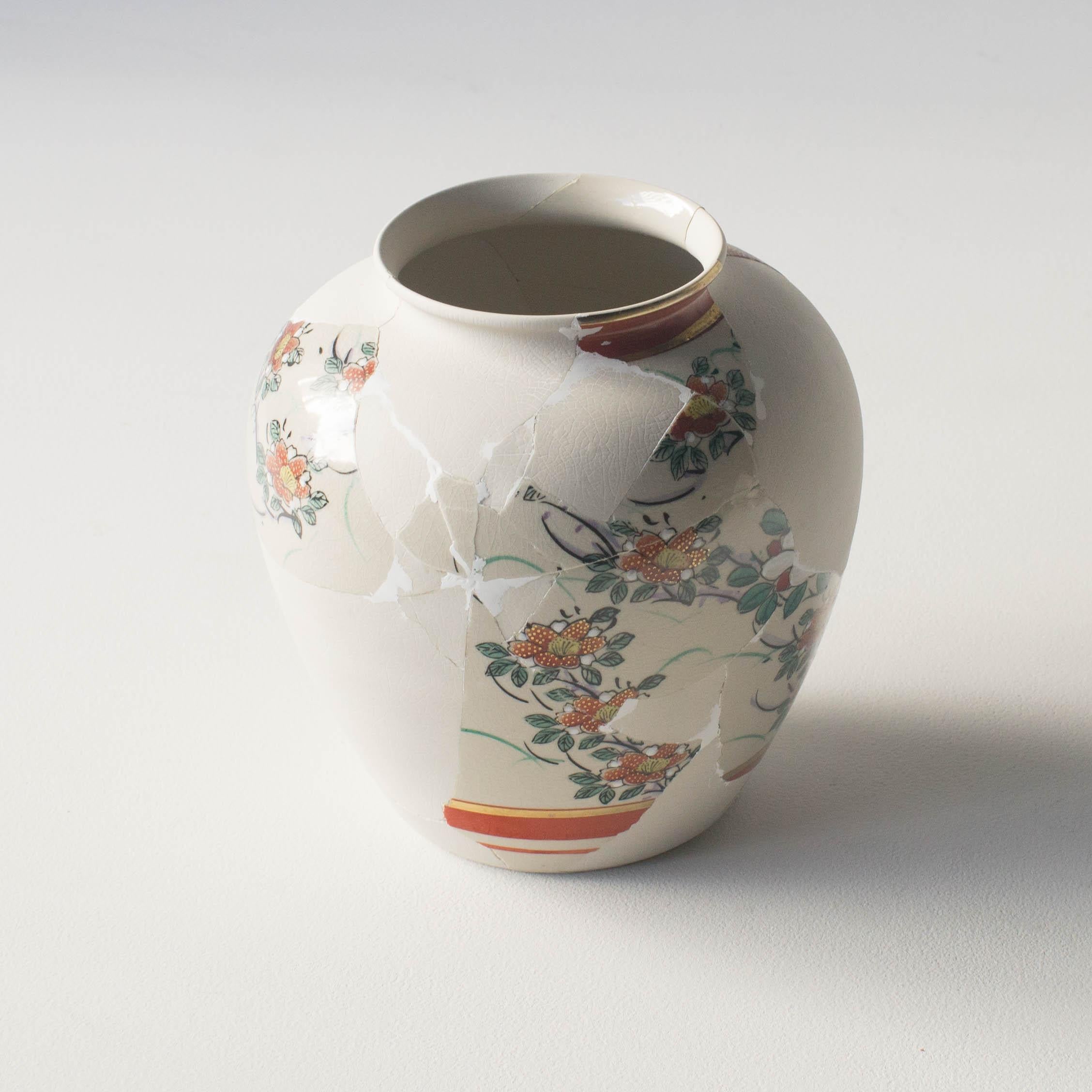 Cette série de céramiques est une œuvre unique de Norihiko Terayama. Il a cassé la céramique au début, et l'a transformée en de nombreux fragments. Il râpe quelques fragments
et faire sortir leurs motifs de la surface. Il leur a redonné leur forme