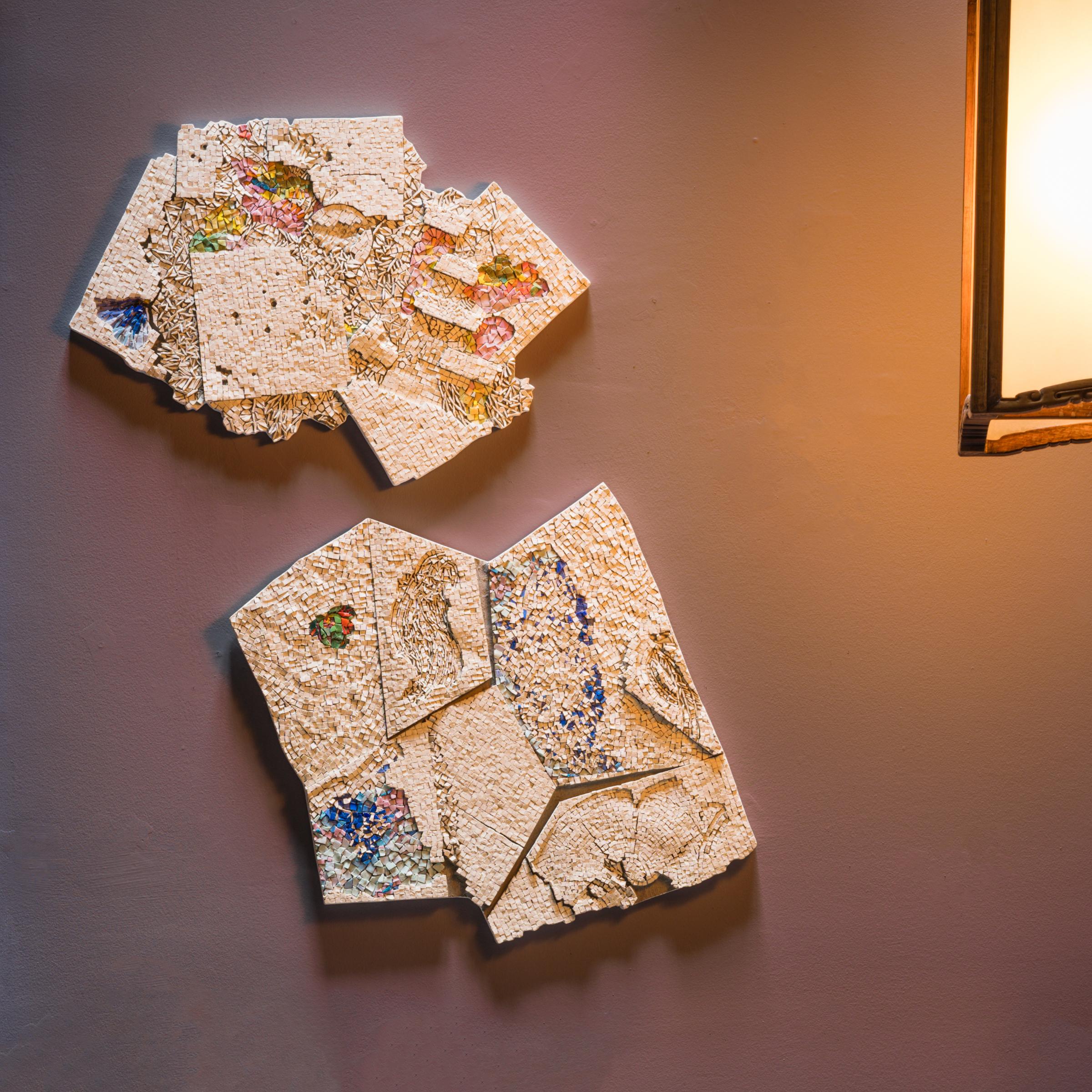 Die abstrakten Kompositionen des japanischen Mosaikkünstlers Toyoharu Kii sind filigran, ätherisch und stark strukturiert und spiegeln eine anspruchsvolle Herangehensweise an die technische Kunst der Mosaikherstellung wider. Kii, der in Florenz,