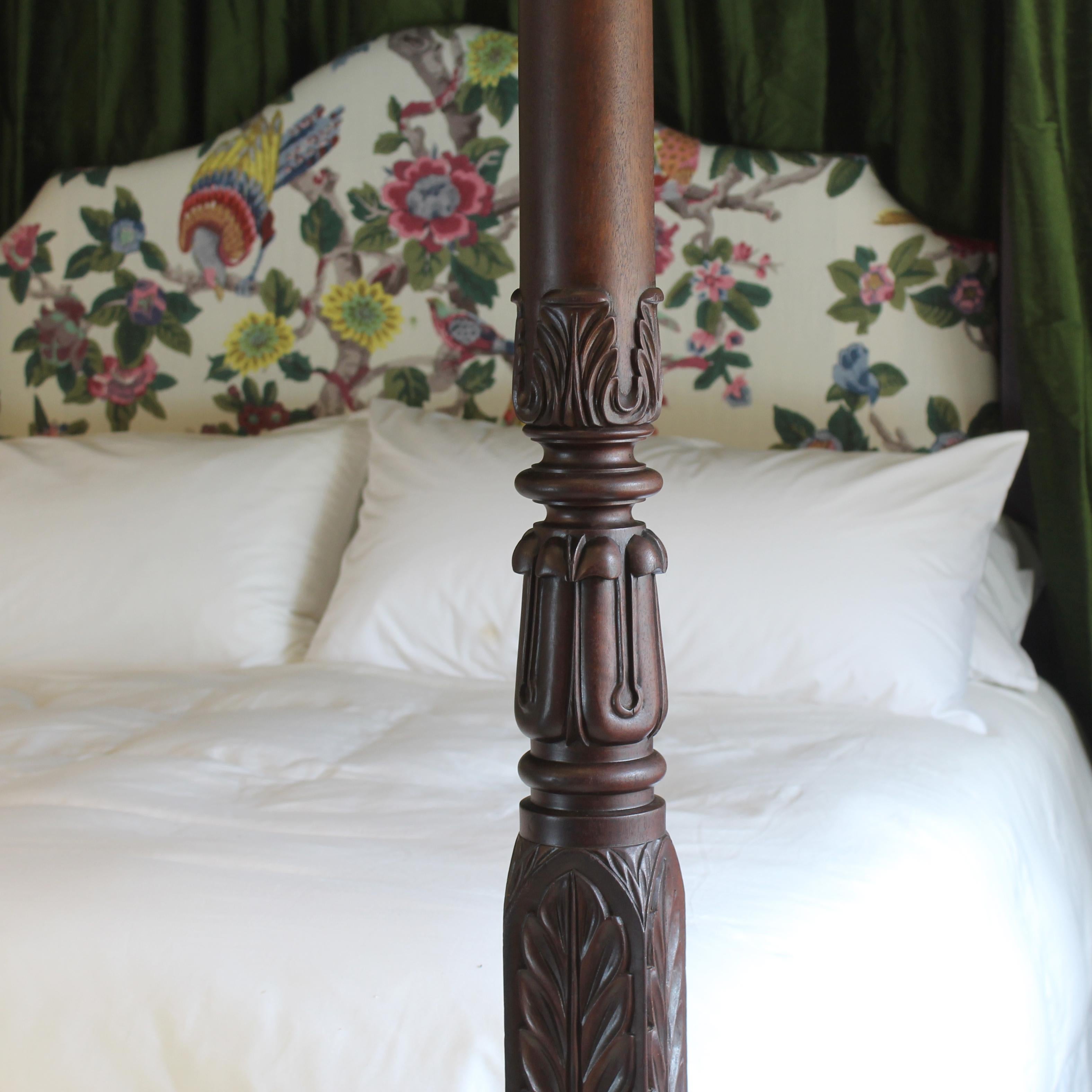 Reconstructed Wooden-Bett mit vier Plakaten und antiken Bettpfosten aus Holz (Britisch) im Angebot