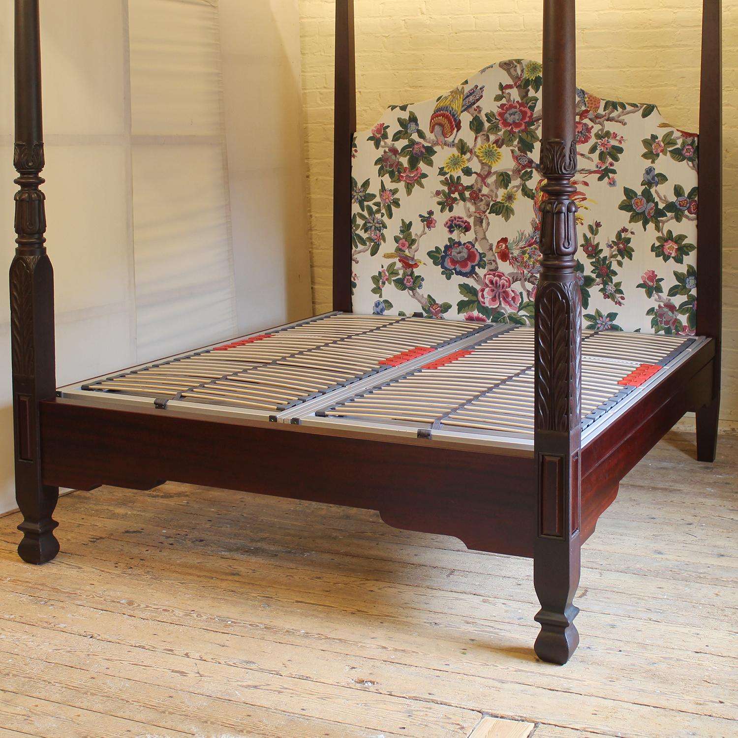 Reconstructed Wooden-Bett mit vier Plakaten und antiken Bettpfosten aus Holz (Sapelliholz) im Angebot