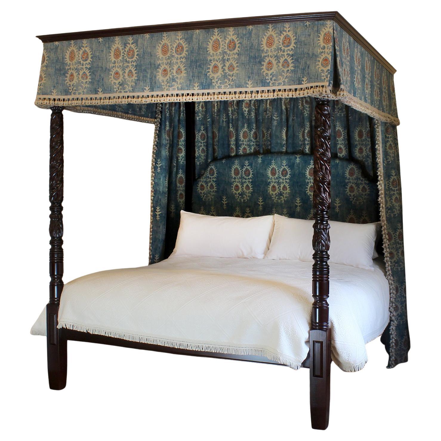 Cama con cuatro postes de madera reconstruida utilizando postes de cama antiguos