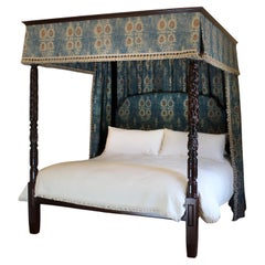 Reconstructed Wooden-Bett mit vier Plakaten und antiken Bettpfosten aus Holz