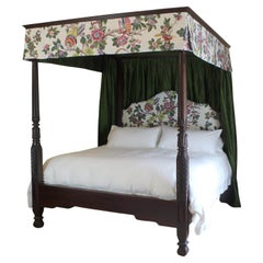 Cama con cuatro postes de madera reconstruida utilizando postes de cama antiguos