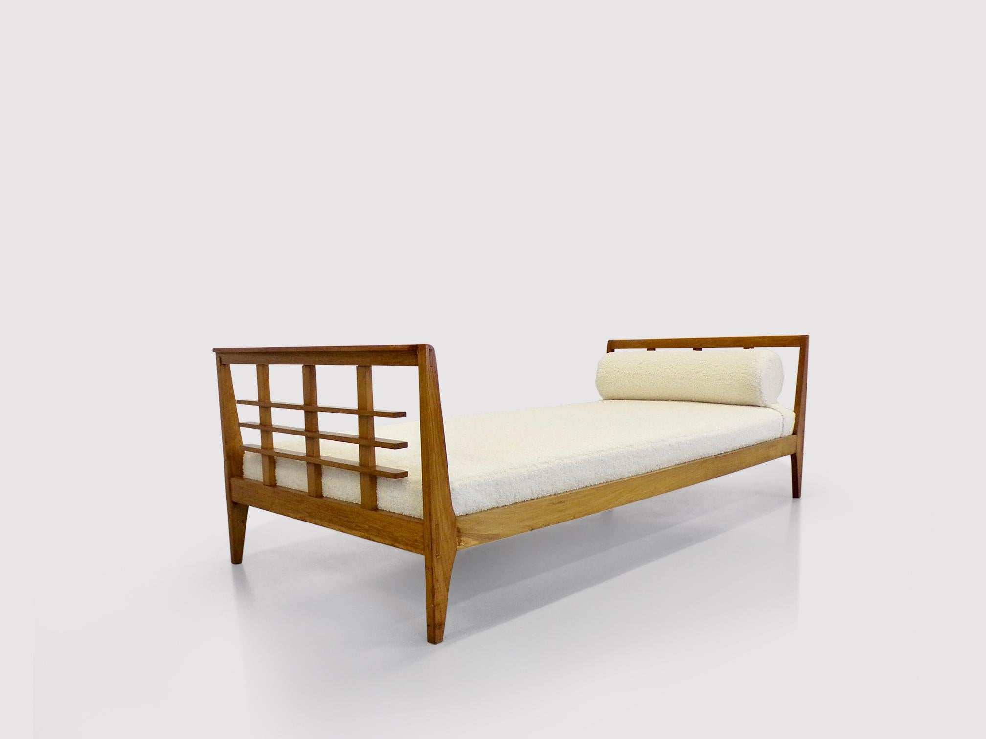 Reconstruction oak and fabric daybed by Rene Gabriel 1950s For Sale 3