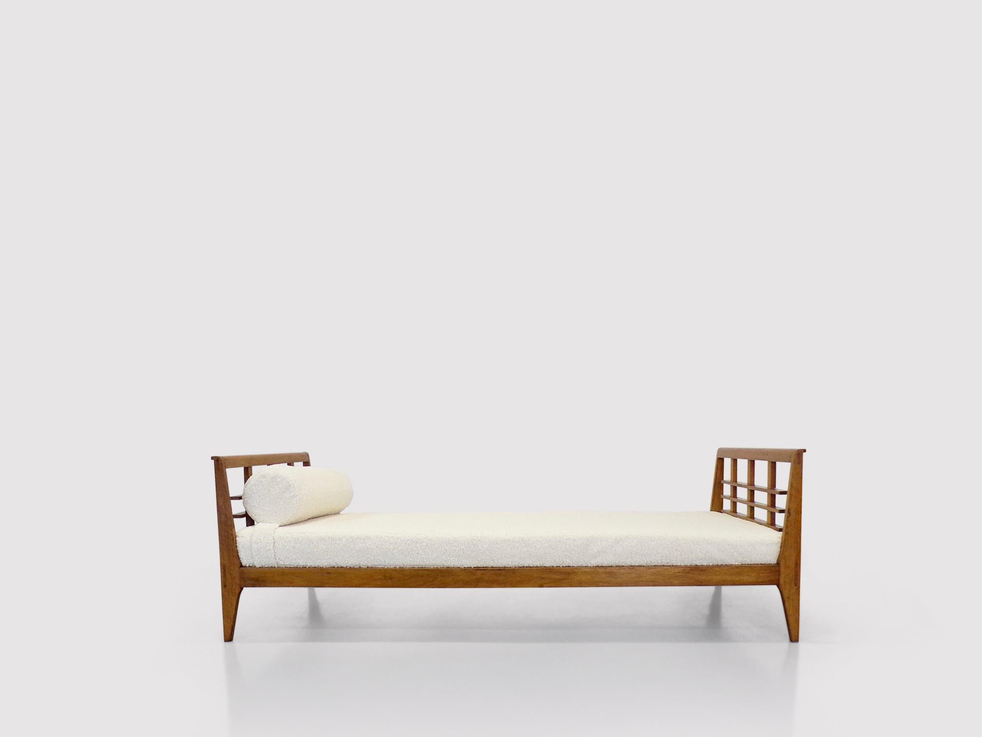Reconstruction daybed from Rene Gabriel originating from the 50s.

The bed has a solid oak frame and features a remarkable design for the headends. The headends have been lifted and the internal geometry of the headends is quite interesting with a