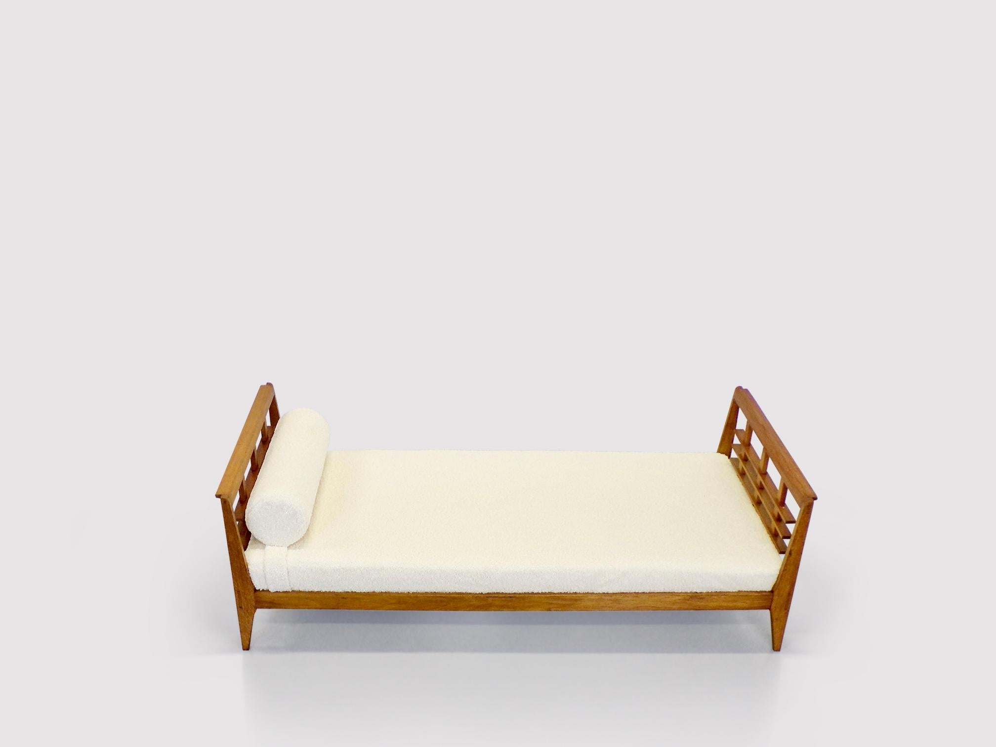 Reconstruction oak and fabric daybed by Rene Gabriel 1950s In Good Condition For Sale In Stavenisse, NL