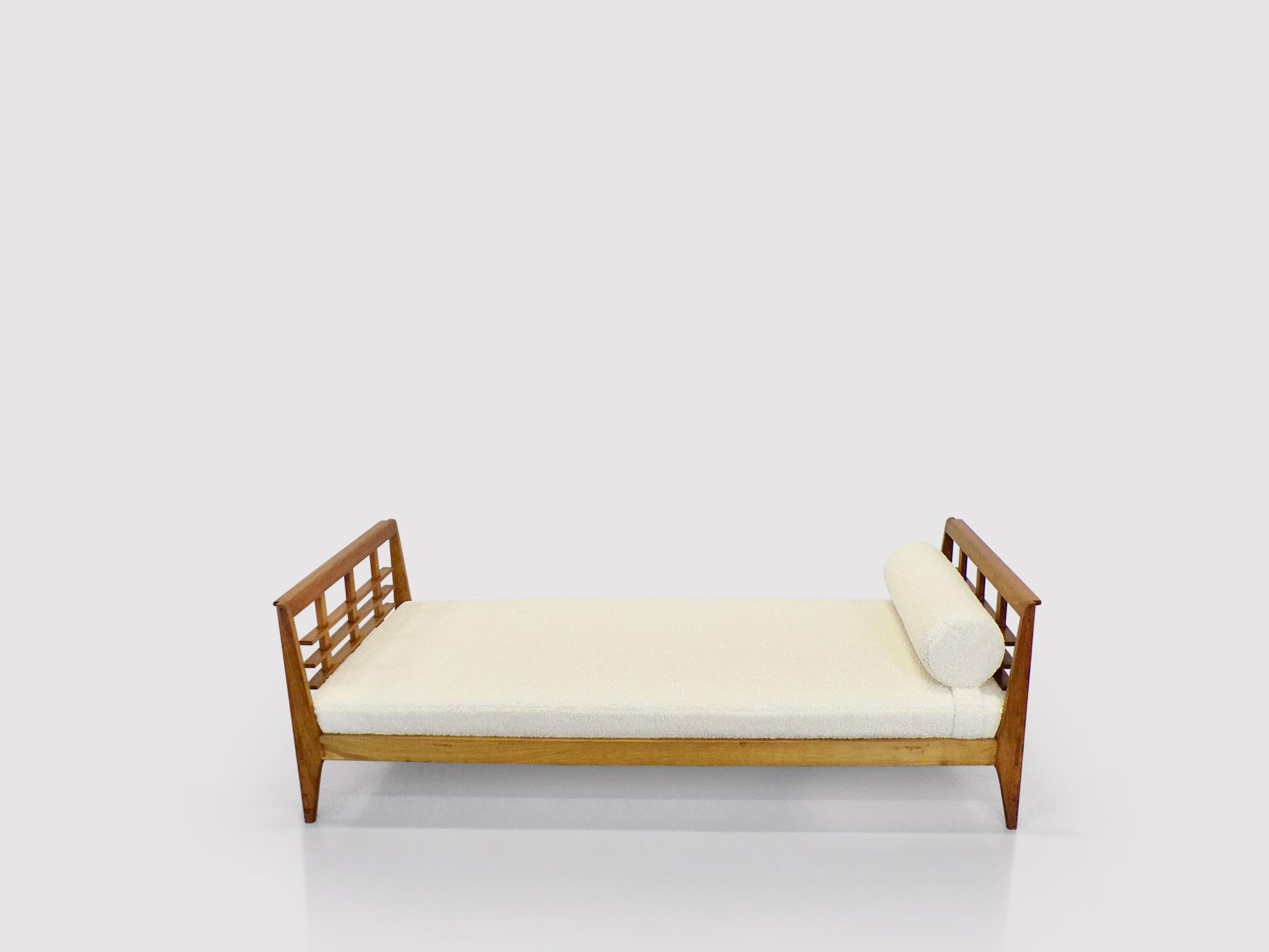 Reconstruction oak and fabric daybed by Rene Gabriel 1950s For Sale 1