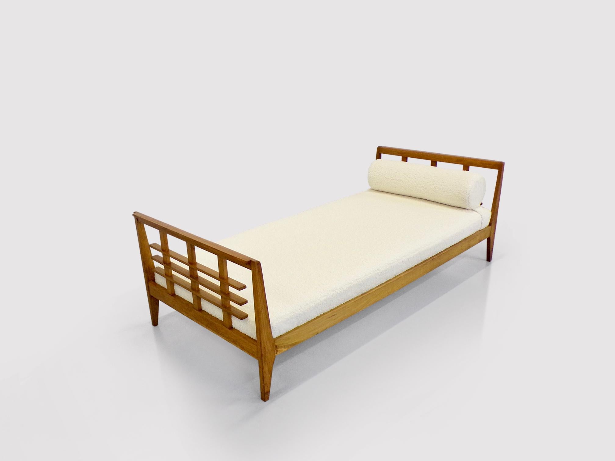 Reconstruction oak and fabric daybed by Rene Gabriel 1950s For Sale 2
