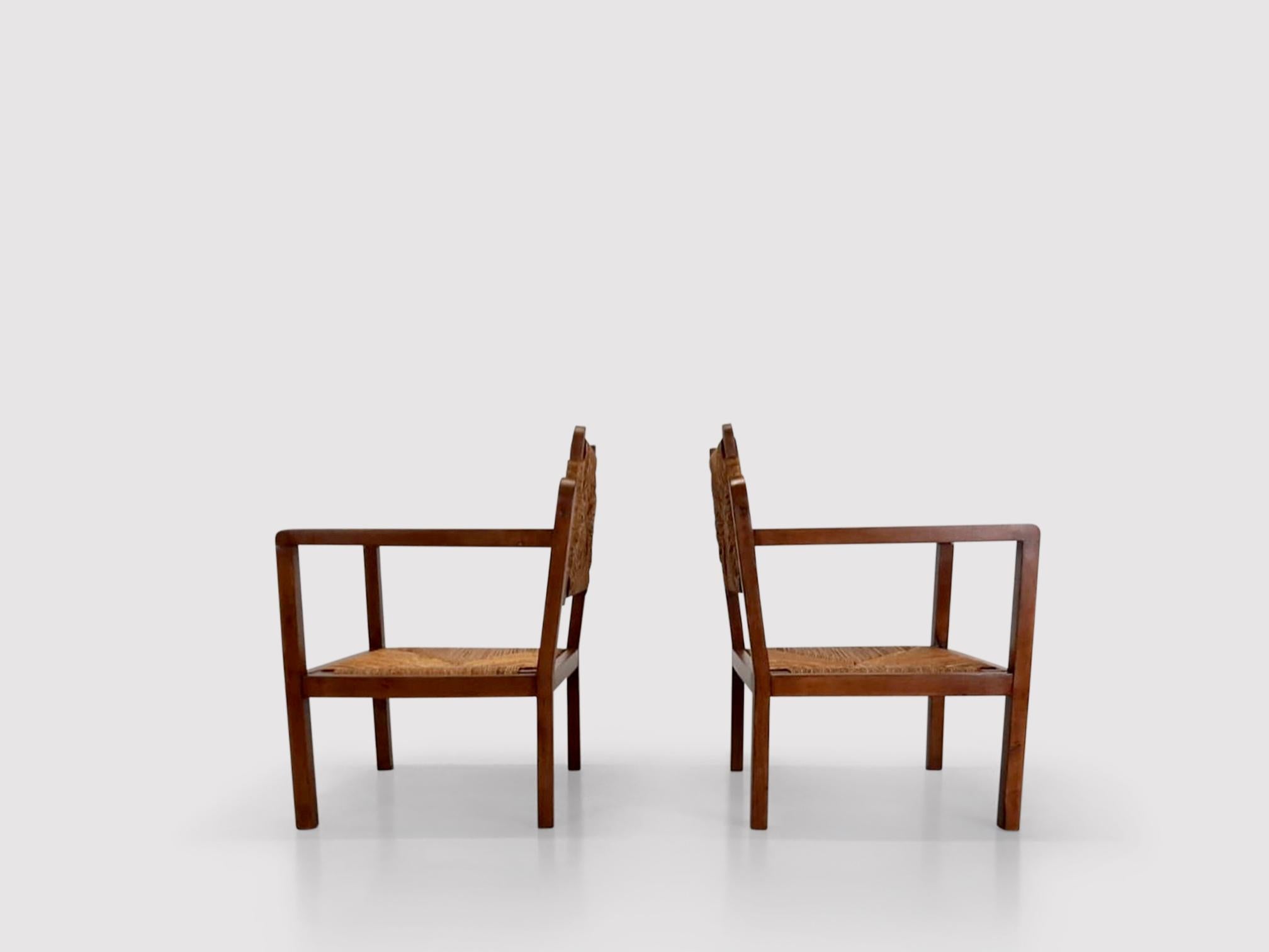Reconstruction is a term that is often associated with post WWII furniture produced in France (1945-1970). In general, it encompassed sober and light design with a lot of solid or bent wood. It’s basically the French interpretation for the