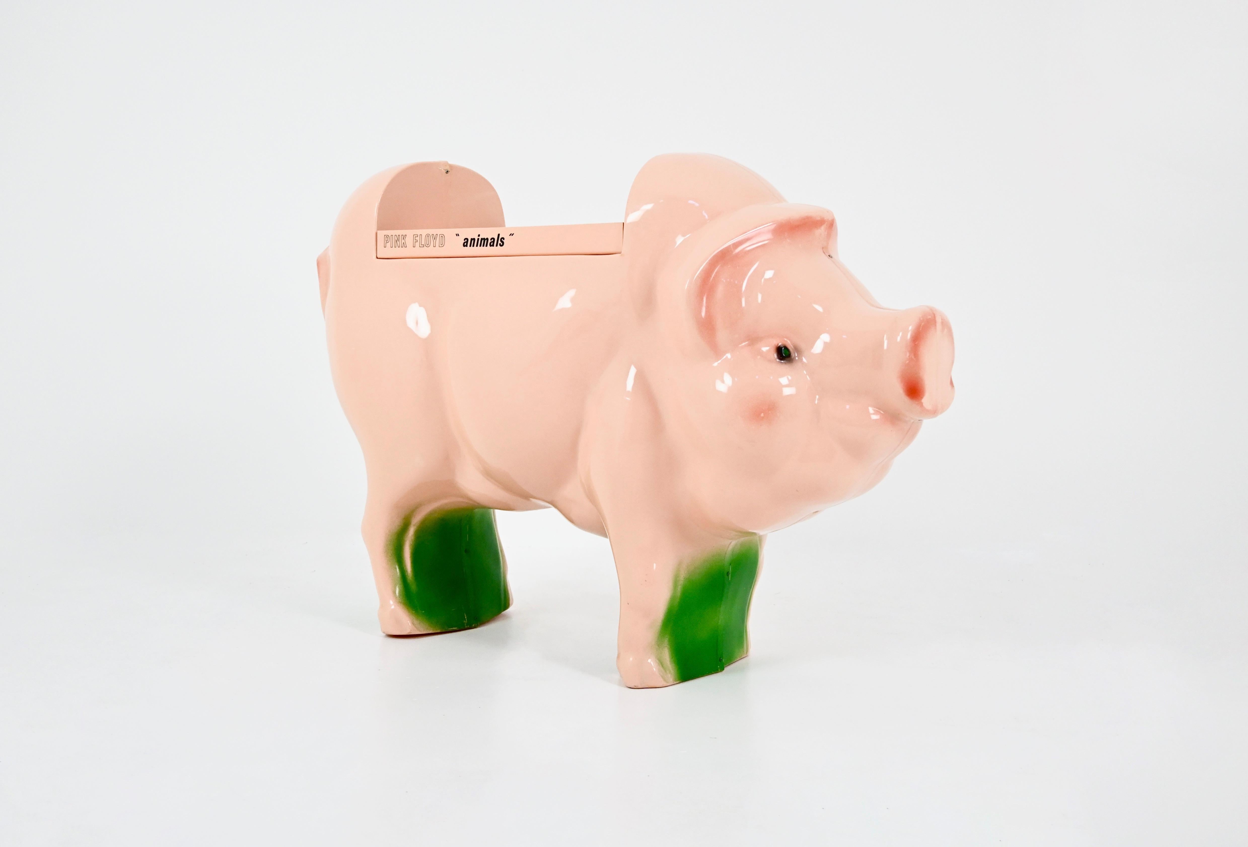 Expositor de discos de vinilo de plástico termoformado con forma de cerdo, creado en una edición limitada de sólo 200 ejemplares para promocionar el álbum Animals de Pink Floyd en Francia. Desgaste debido a la edad y al paso del tiempo.
PARA EL