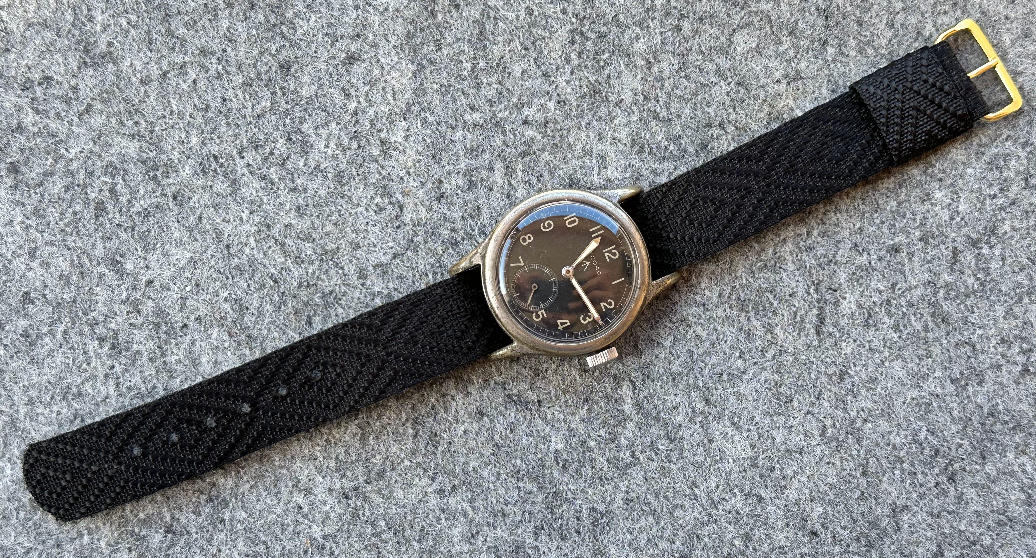 Record Military Issued Dirty Dozen Watch - WWW L33573 Watch. In Good Condition For Sale In Toronto, CA