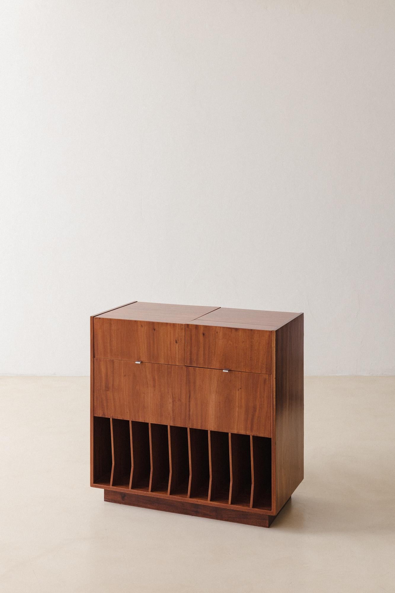 Ce tourne-disque Caviuna a été produit par Forma S.A. Móveis e Objetos de Arte dans les années 1950, dont les dessins ont été réalisés par Carlo Hauner et Martin Eisler.

Cette typologie fait partie du mobilier de rangement de l'époque, apparaissant