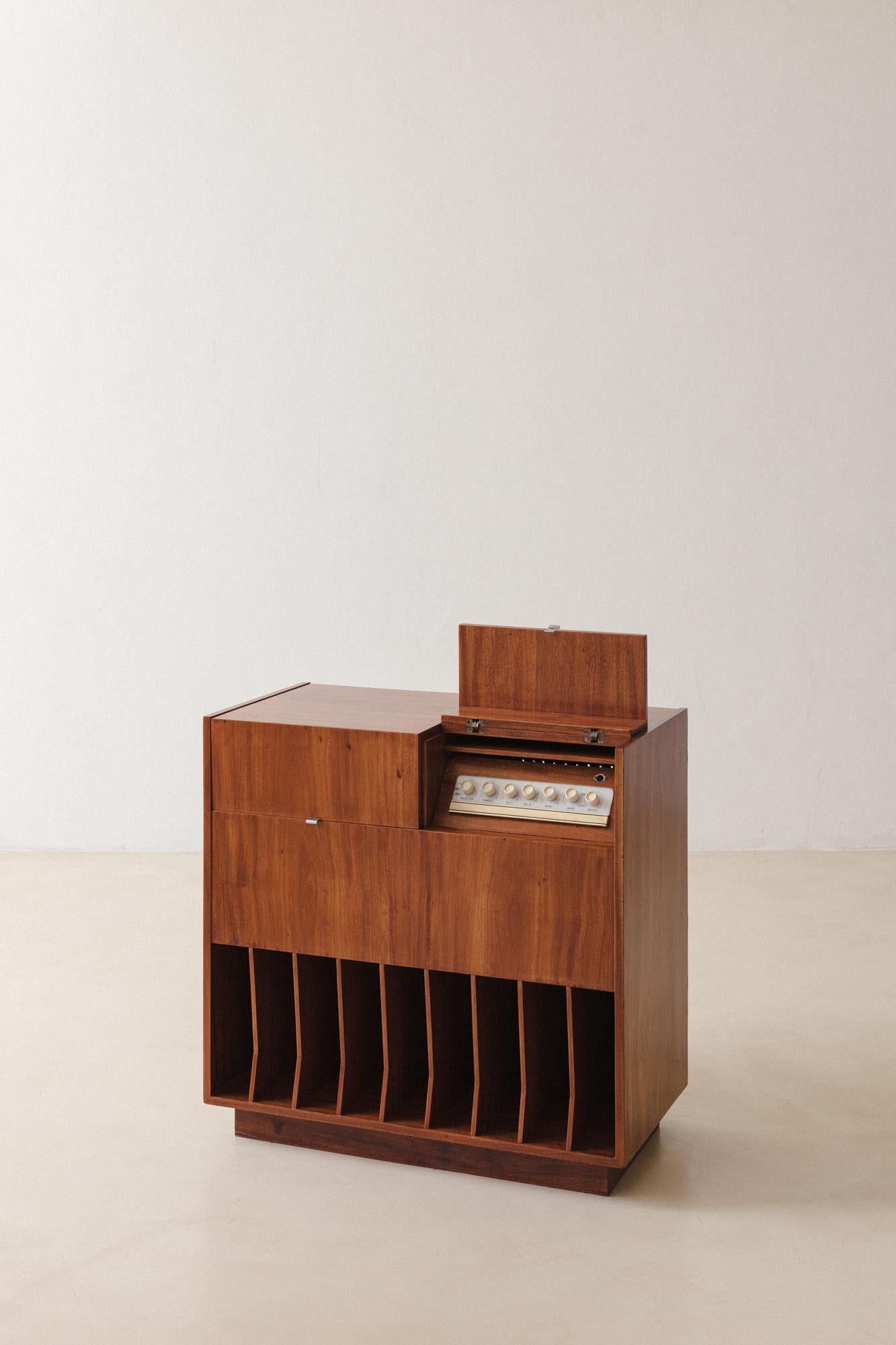 Brésilien Meuble de jeu de disques de Carlo Hauner et Martin Eisler, 1955, milieu du siècle en vente