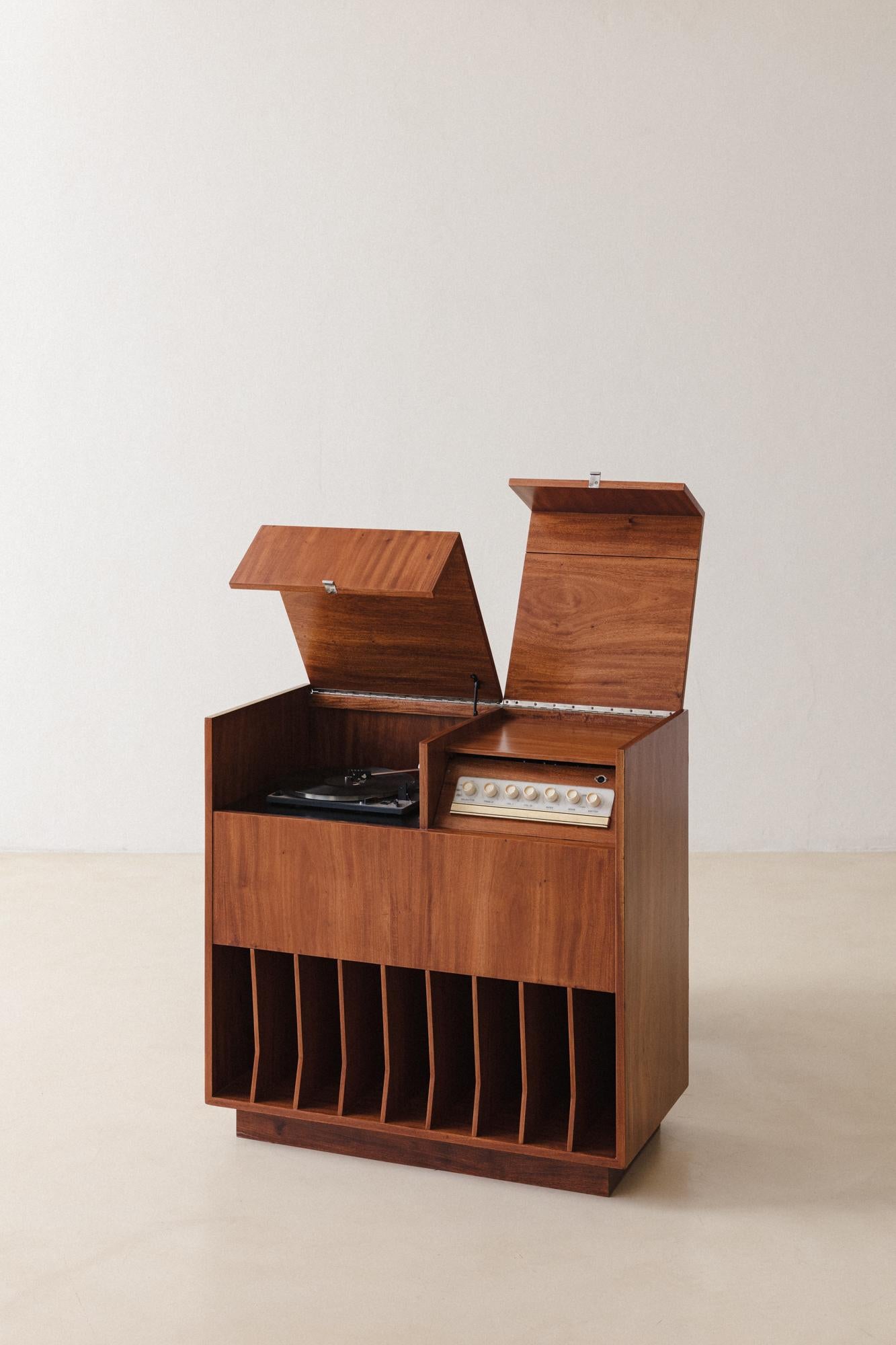 Meuble de jeu de disques de Carlo Hauner et Martin Eisler, 1955, milieu du siècle Bon état - En vente à New York, NY