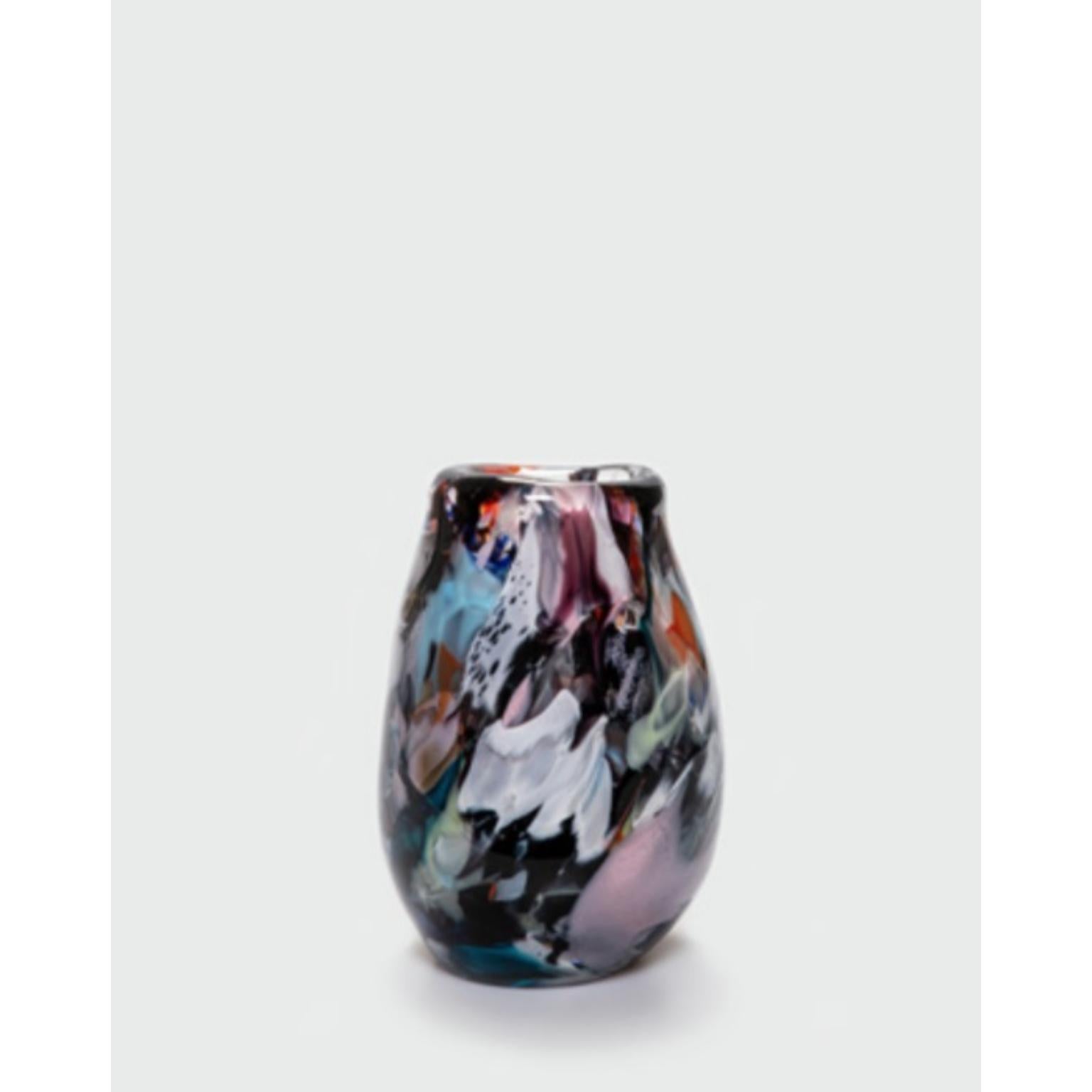 Vaso Kopna Small di David David, storia recuperata
Dimensioni: D 16 x L 16 x H 20 cm.
Materiali: Vetro.
Peso: 3 kg.

Vaso storico recuperato, di piccole dimensioni, in stile kopna e di vari colori. I colori possono variare, come è naturale che sia