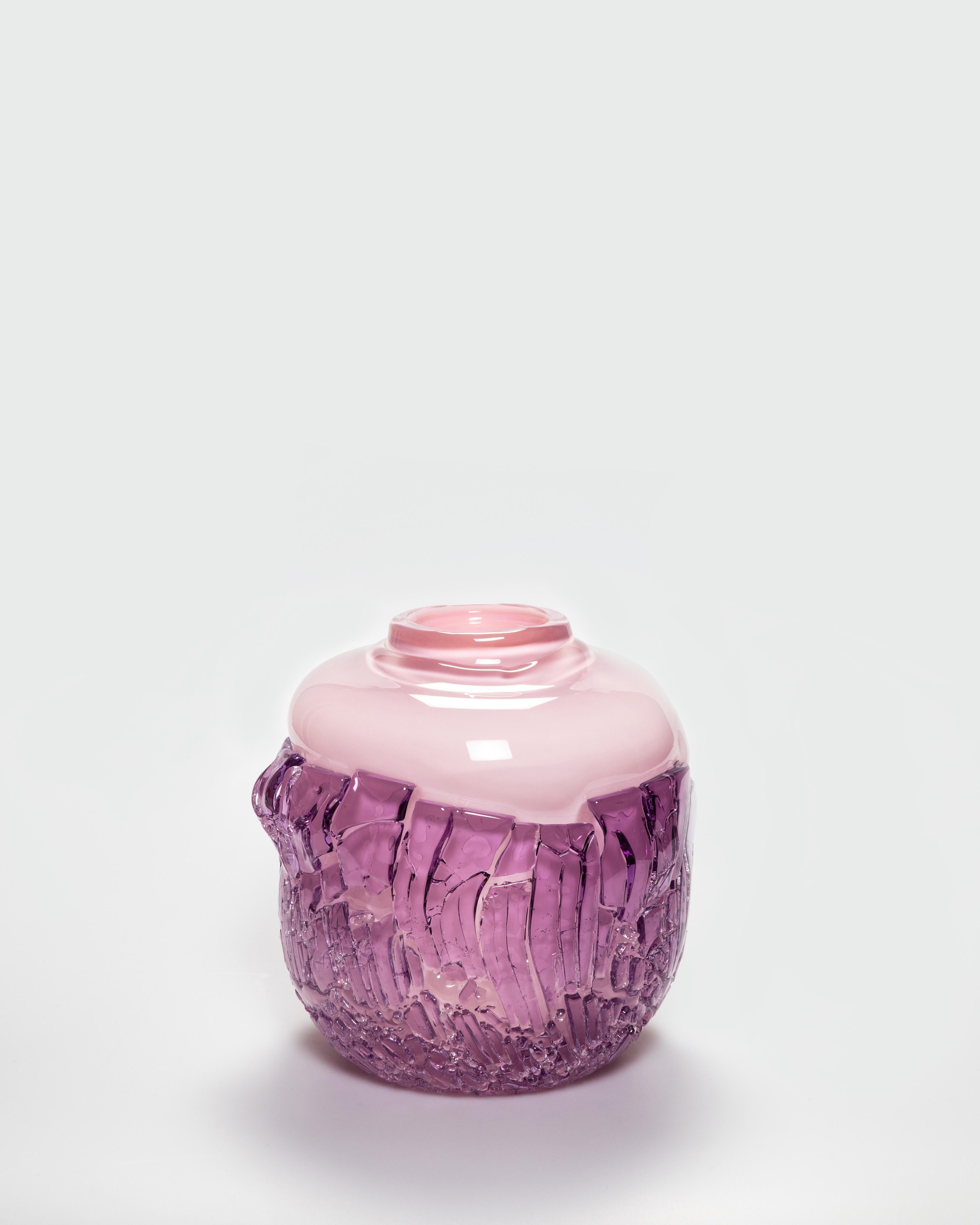 Vaso di grandi dimensioni recuperato di David David
Dimensioni: D. 23 x L. 23 x H. 24 cm.
Materiali: Vetro.
Peso: 9,5 kg.
Finitura: Grandi dimensioni, viola e rosa.

