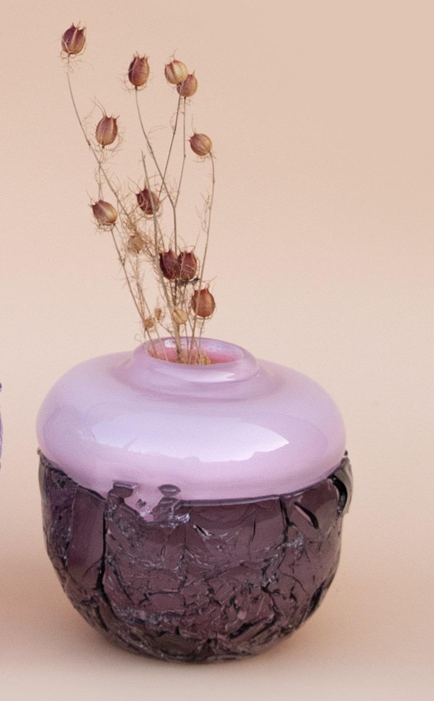 Vaso di grandi dimensioni recuperato di David David
Dimensioni: D. 23 x L. 23 x H. 24 cm.
Materiali: Vetro.
Peso: 9,5 kg.
Finitura: Grandi dimensioni, fumo e rosa.

